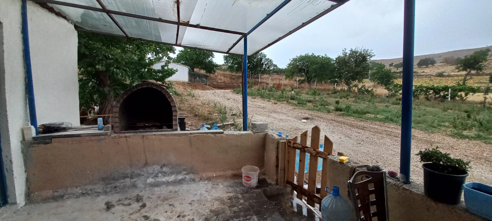 DEVELİ POLAT GAYRİMENKUL-ÇOMAKLI MAH. YAPRAKLI BURUN MEVKİİNDE SATILIK BAĞ