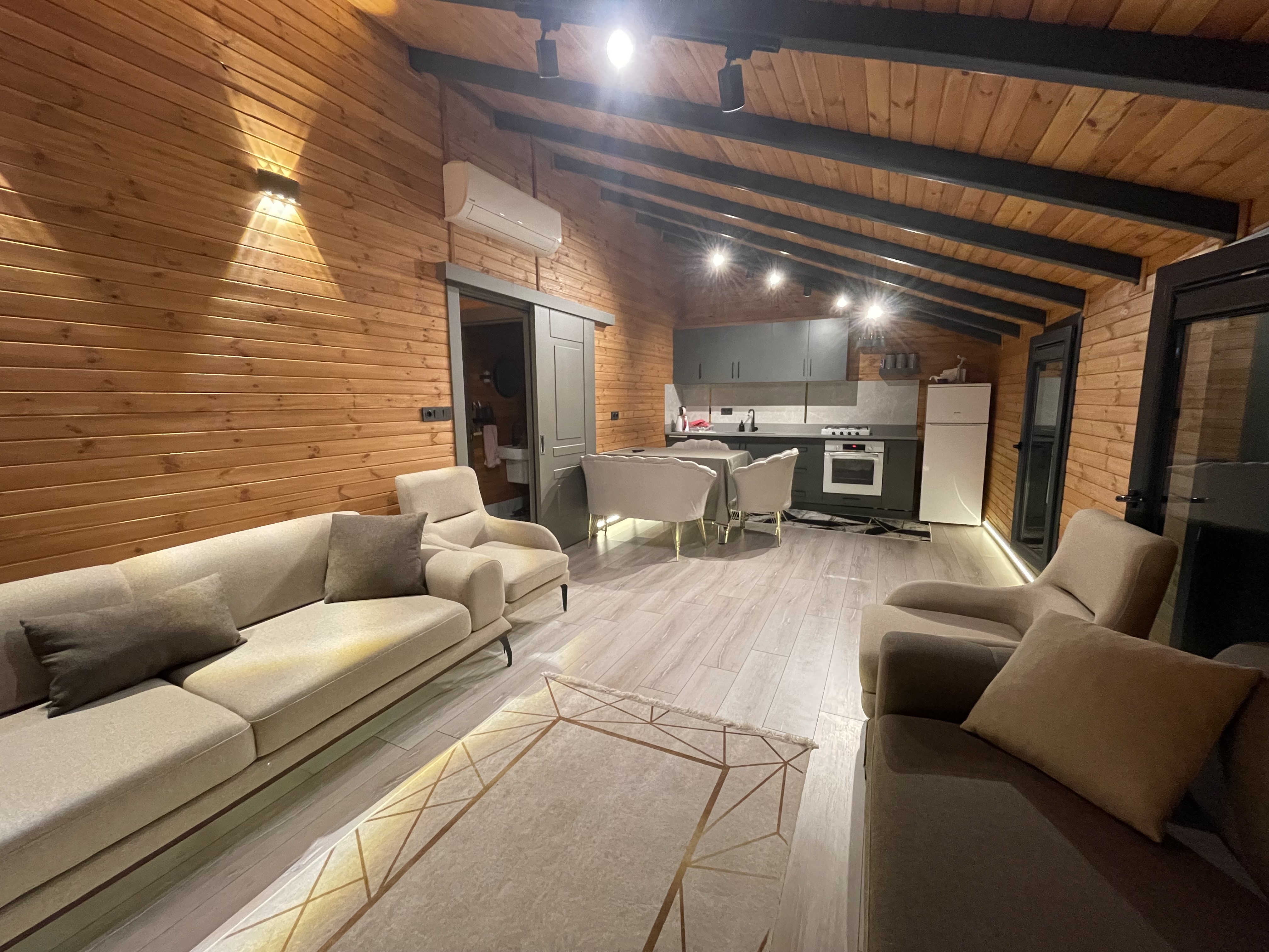 DEVELİ POLAT GAYRİMENKUL - ELBİZ'DE, ULTRA LÜX DİZAYN EDİLMİŞ HAVUZLU BUNGALOV YAŞAM ALANI