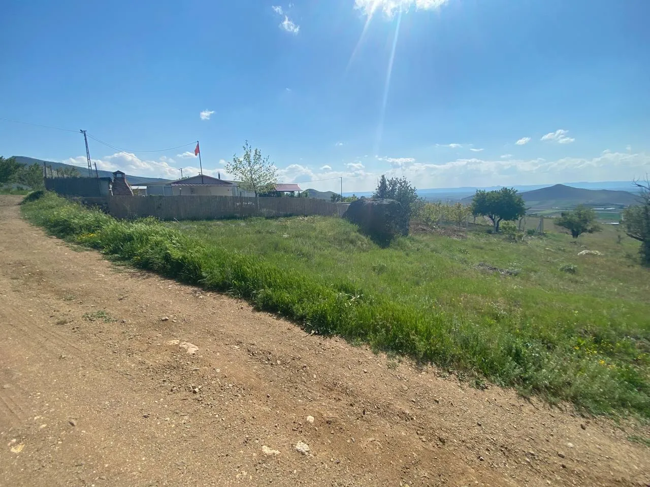 DEVELİ POLAT GAYRİMENKUL-TOMBAK MAH. KÖY İÇERİSİNE YAKIN SATILIK BAĞ