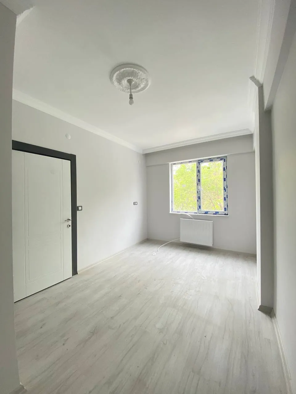 DEVELİ POLAT GAYRİMENKUL- ÇARŞI MERKEZE YAKIN KİRALIK SIFIR GENİŞ 2+1 DAİRE
