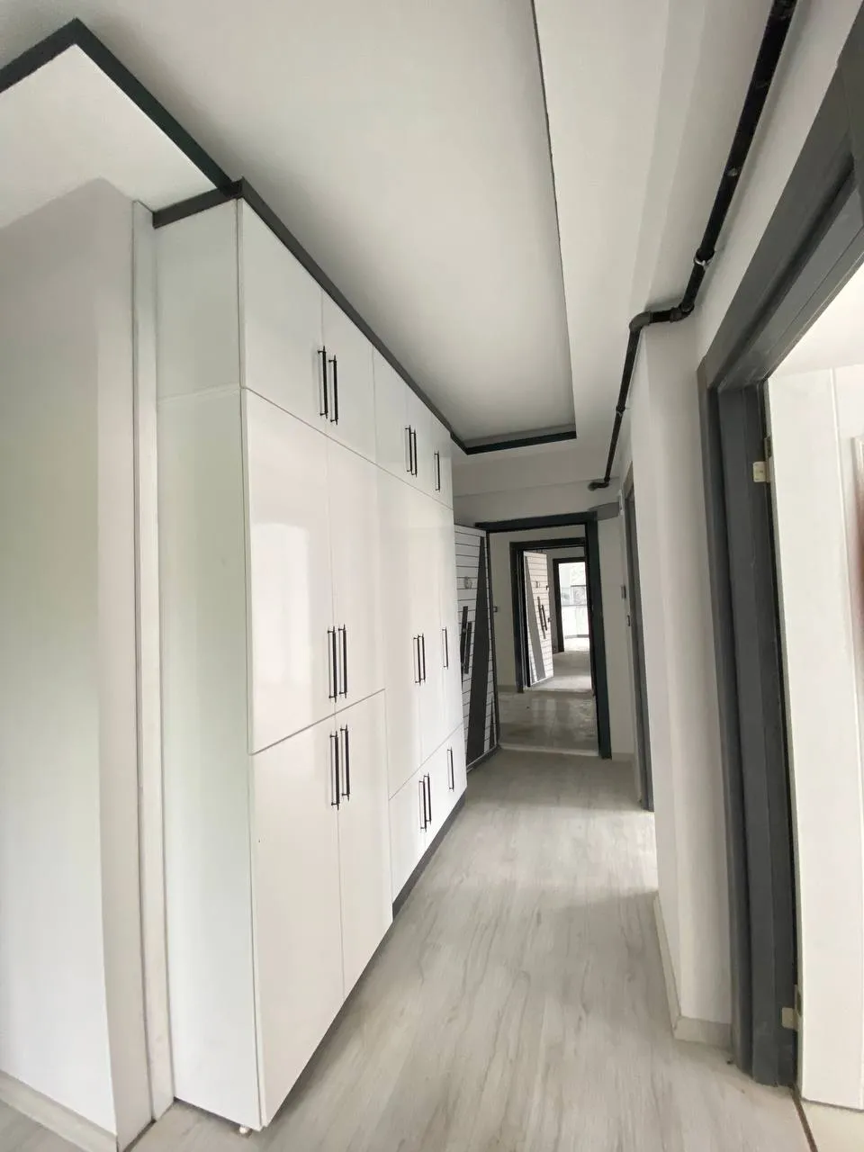DEVELİ POLAT GAYRİMENKUL- ÇARŞI MERKEZE YAKIN KİRALIK SIFIR GENİŞ 2+1 DAİRE