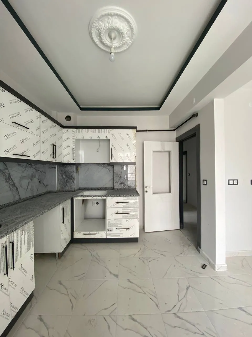 DEVELİ POLAT GAYRİMENKUL- ÇARŞI MERKEZE YAKIN KİRALIK SIFIR GENİŞ 2+1 DAİRE