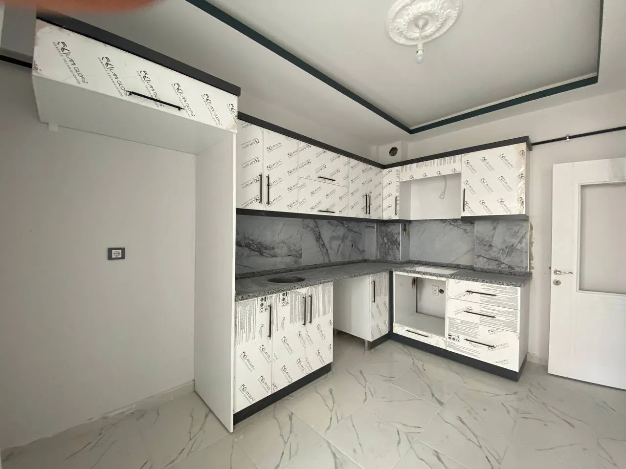 DEVELİ POLAT GAYRİMENKUL- ÇARŞI MERKEZE YAKIN KİRALIK SIFIR GENİŞ 2+1 DAİRE