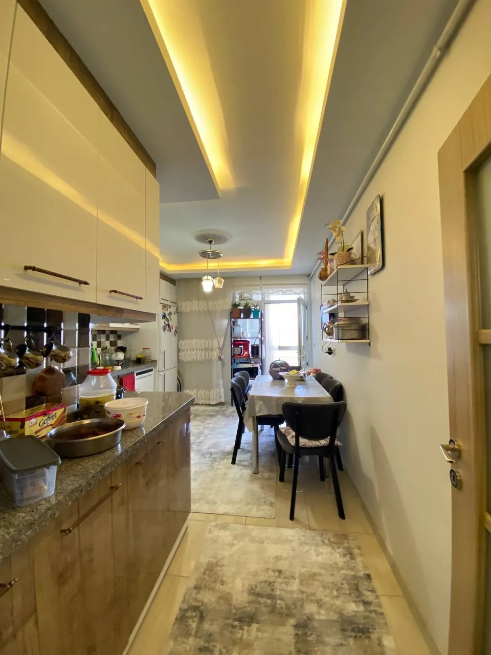 DEVELİ POLAT GAYRİMENKUL-ADLİYE İLERİSİ ANAYOLA ÜZERİN DE SATILIK ARA KAT DOLU DOLU DAİRE