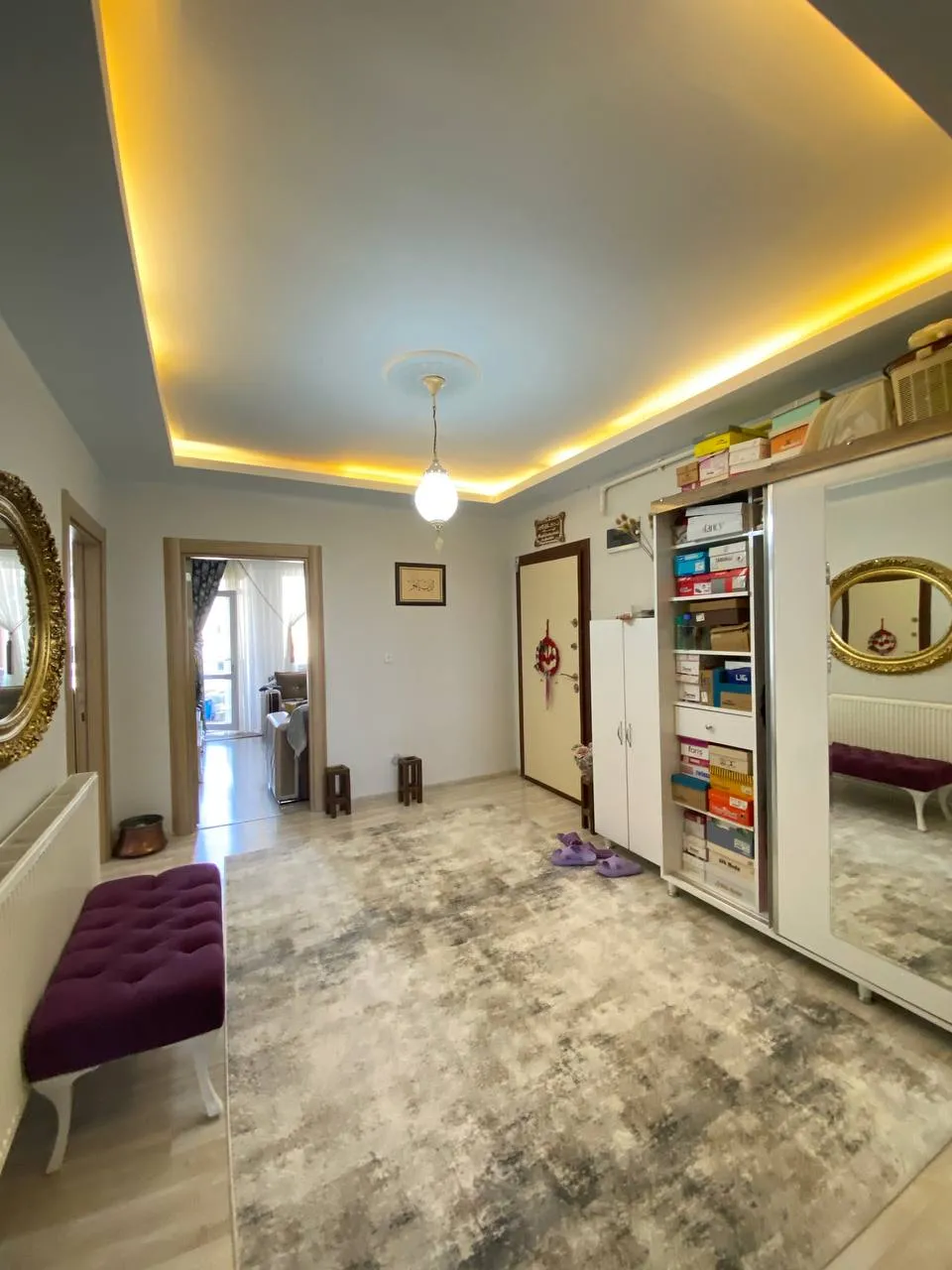 DEVELİ POLAT GAYRİMENKUL-ADLİYE İLERİSİ ANAYOLA ÜZERİN DE SATILIK ARA KAT DOLU DOLU DAİRE