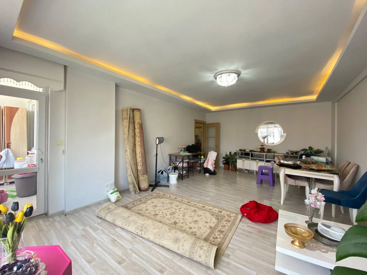 DEVELİ POLAT GAYRİMENKUL-ADLİYE İLERİSİ ANAYOLA ÜZERİN DE SATILIK ARA KAT DOLU DOLU DAİRE