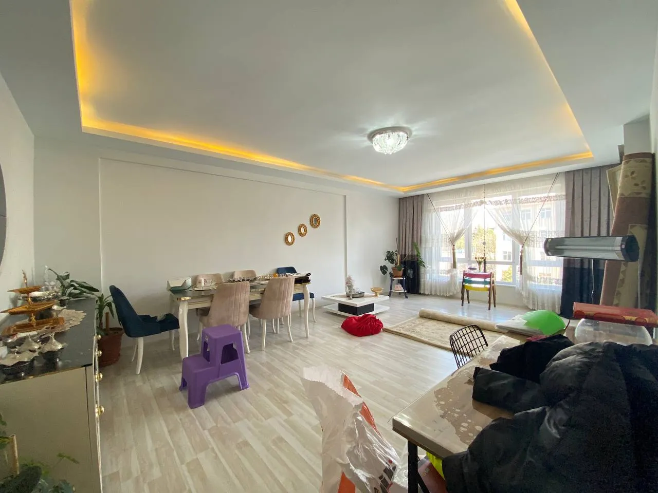 DEVELİ POLAT GAYRİMENKUL-ADLİYE İLERİSİ ANAYOLA ÜZERİN DE SATILIK ARA KAT DOLU DOLU DAİRE
