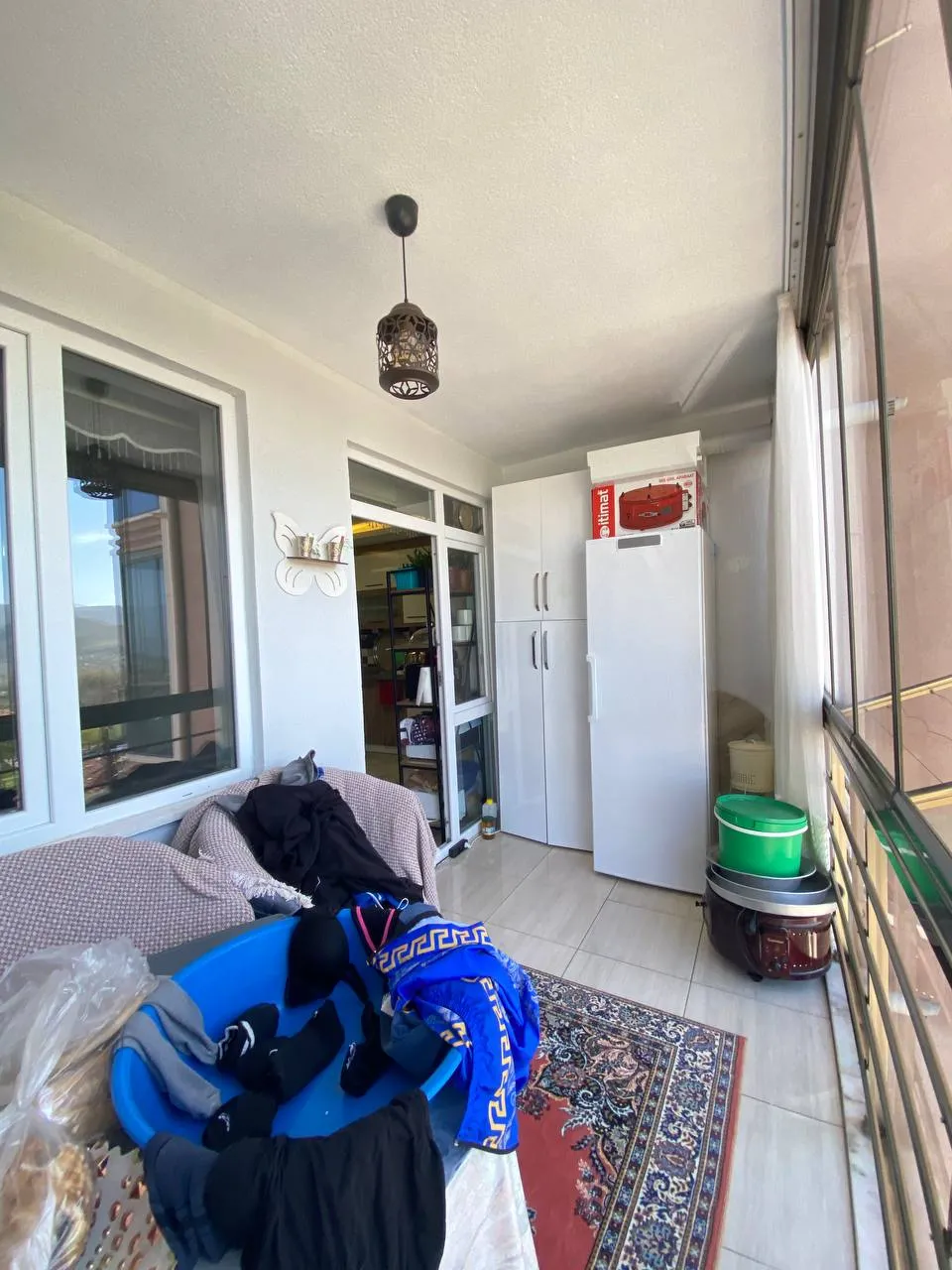 DEVELİ POLAT GAYRİMENKUL-ADLİYE İLERİSİ ANAYOLA ÜZERİN DE SATILIK ARA KAT DOLU DOLU DAİRE