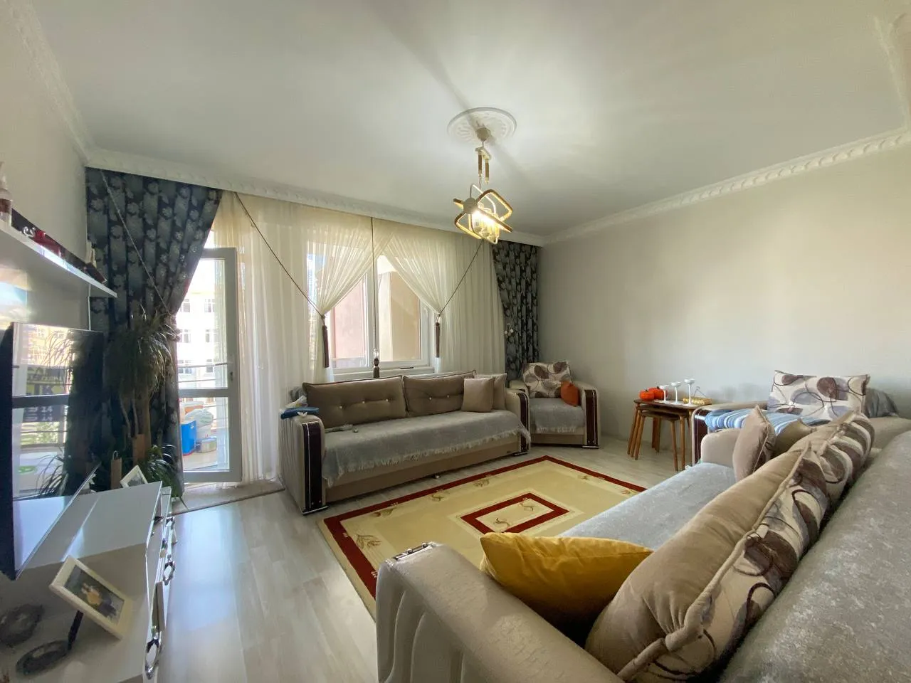 DEVELİ POLAT GAYRİMENKUL-ADLİYE İLERİSİ ANAYOLA ÜZERİN DE SATILIK ARA KAT DOLU DOLU DAİRE