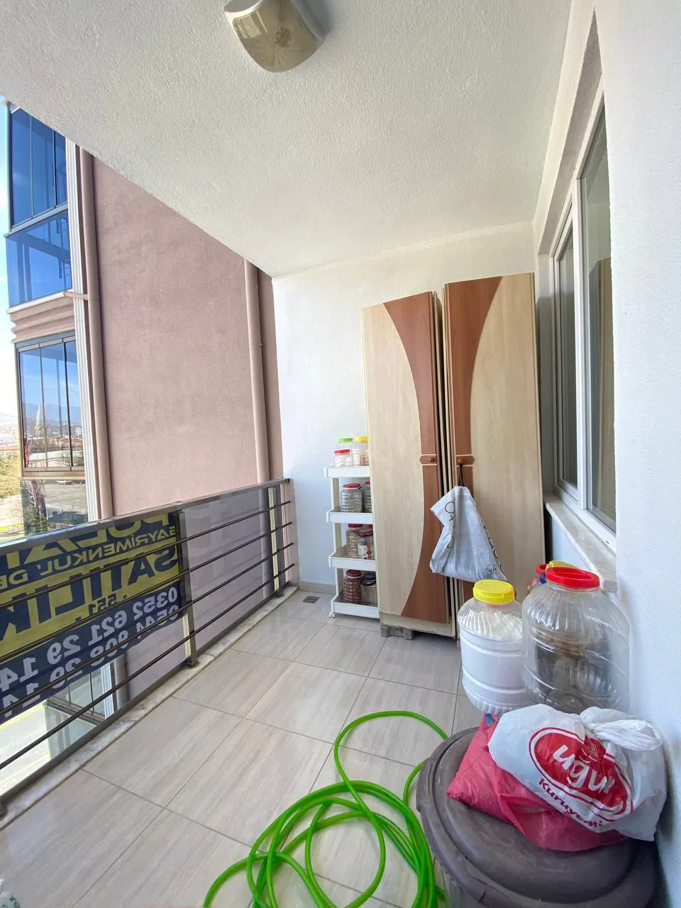 DEVELİ POLAT GAYRİMENKUL-ADLİYE İLERİSİ ANAYOLA ÜZERİN DE SATILIK ARA KAT DOLU DOLU DAİRE