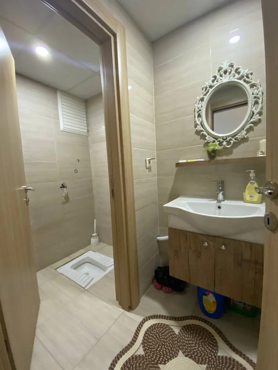 DEVELİ POLAT GAYRİMENKUL-ADLİYE İLERİSİ ANAYOLA ÜZERİN DE SATILIK ARA KAT DOLU DOLU DAİRE
