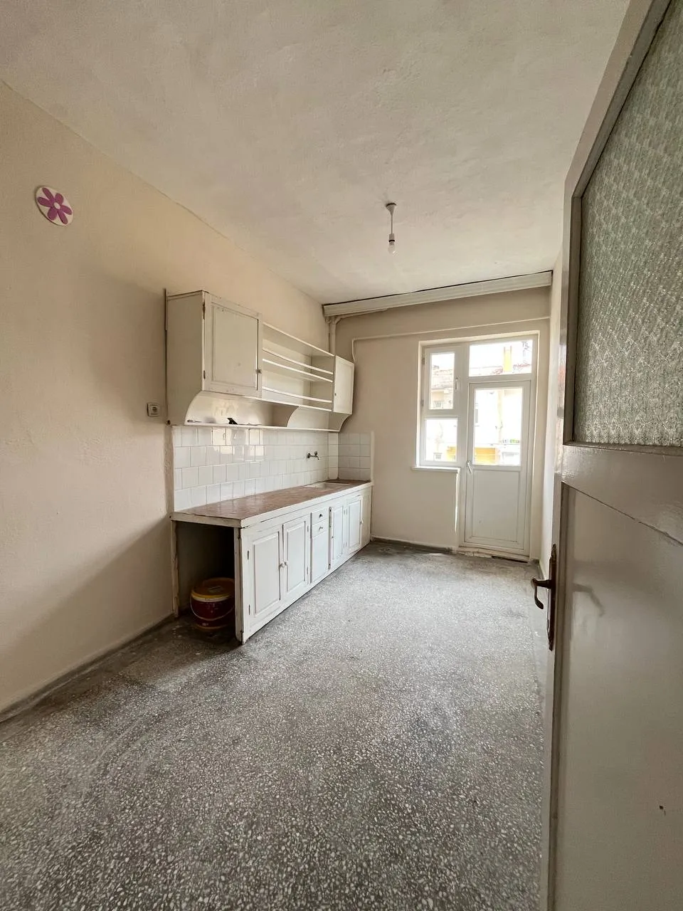 DEVELİ POLAT GAYRİMENKUL-AŞAĞIEVEREK MAH. SATILIK ARA KAT SOBALI DAİRE