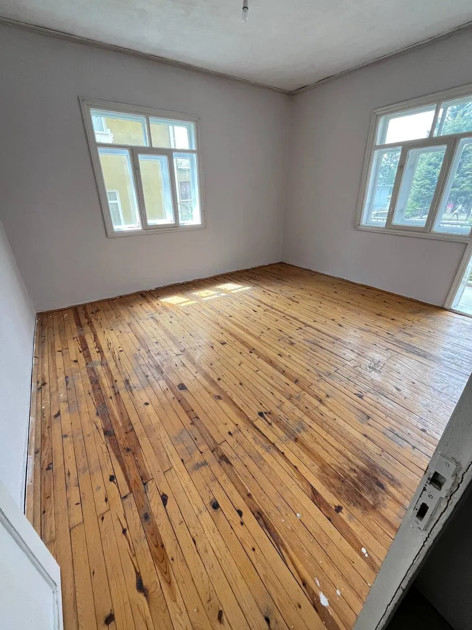 DEVELİ POLAT GAYRİMENKUL-AŞAĞIEVEREK MAH. SATILIK ARA KAT SOBALI DAİRE