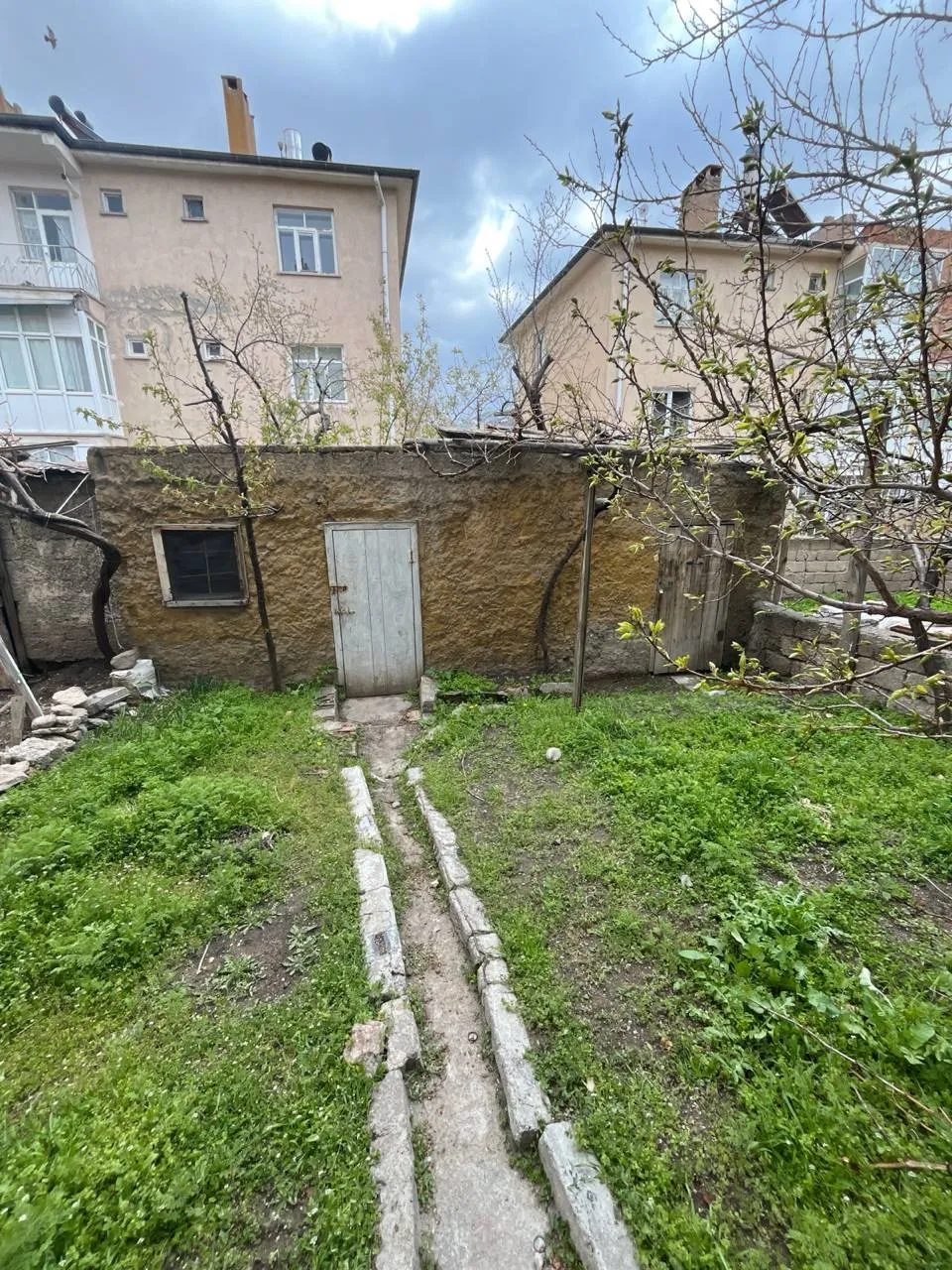 DEVELİ POLAT GAYRİMENKUL-AŞAĞIEVEREK MAH. SATILIK ARA KAT SOBALI DAİRE