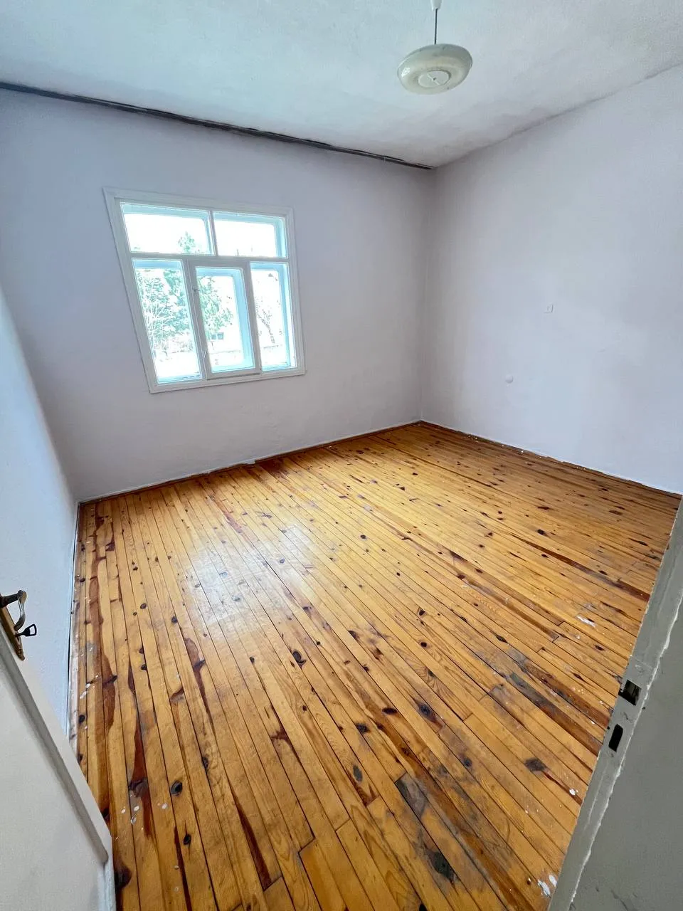DEVELİ POLAT GAYRİMENKUL-AŞAĞIEVEREK MAH. SATILIK ARA KAT SOBALI DAİRE