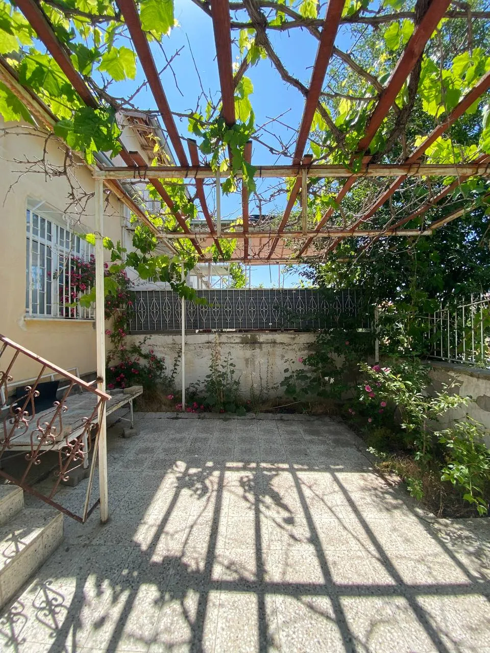 DEVELİ POLAT GAYRİMENKUL-AŞIK SEYRANİ MAH. .335 M2 ARSA İÇERİSİNDE SATILIK MÜSTAKİL EV