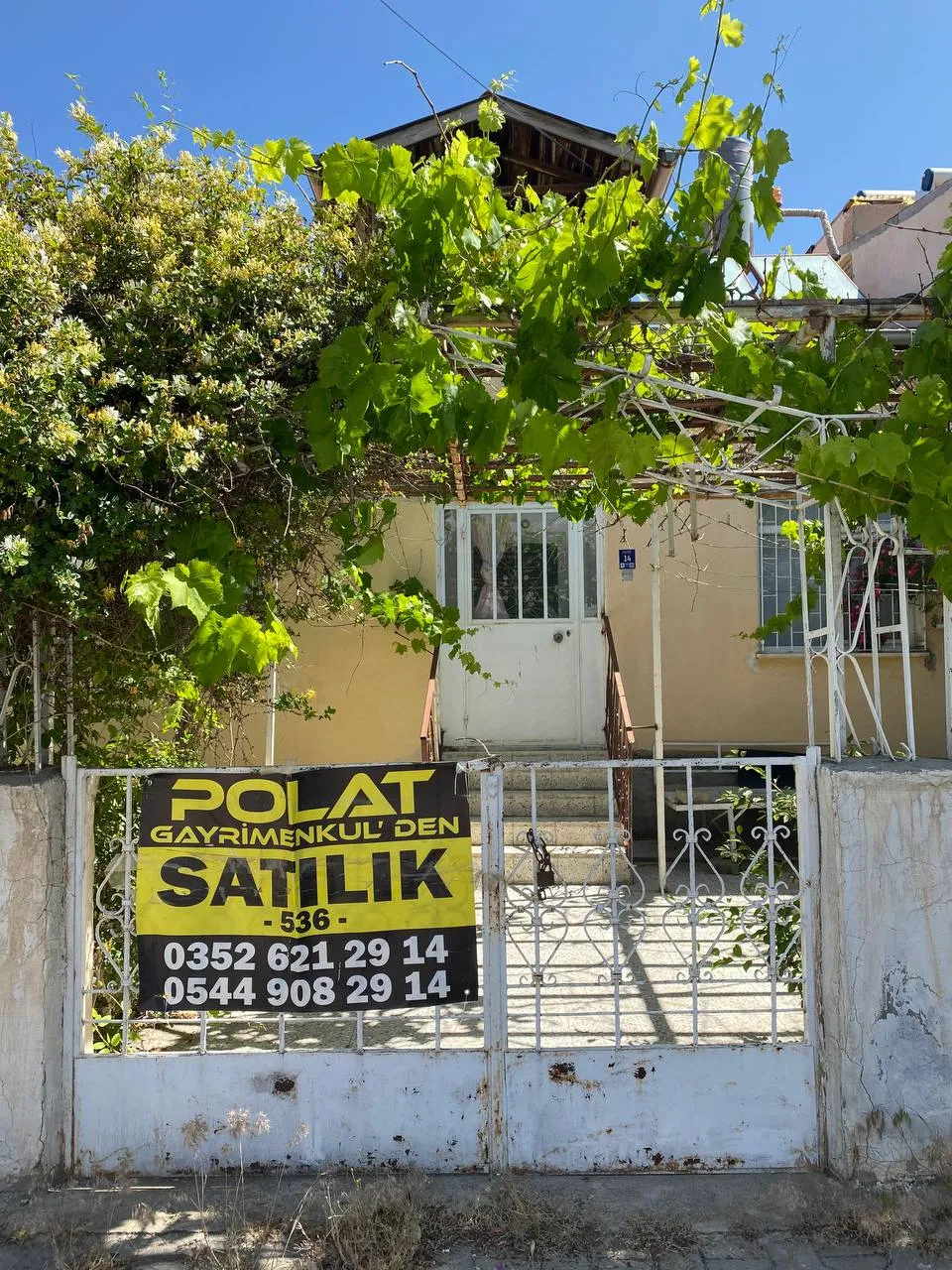 DEVELİ POLAT GAYRİMENKUL-AŞIK SEYRANİ MAH. .335 M2 ARSA İÇERİSİNDE SATILIK MÜSTAKİL EV