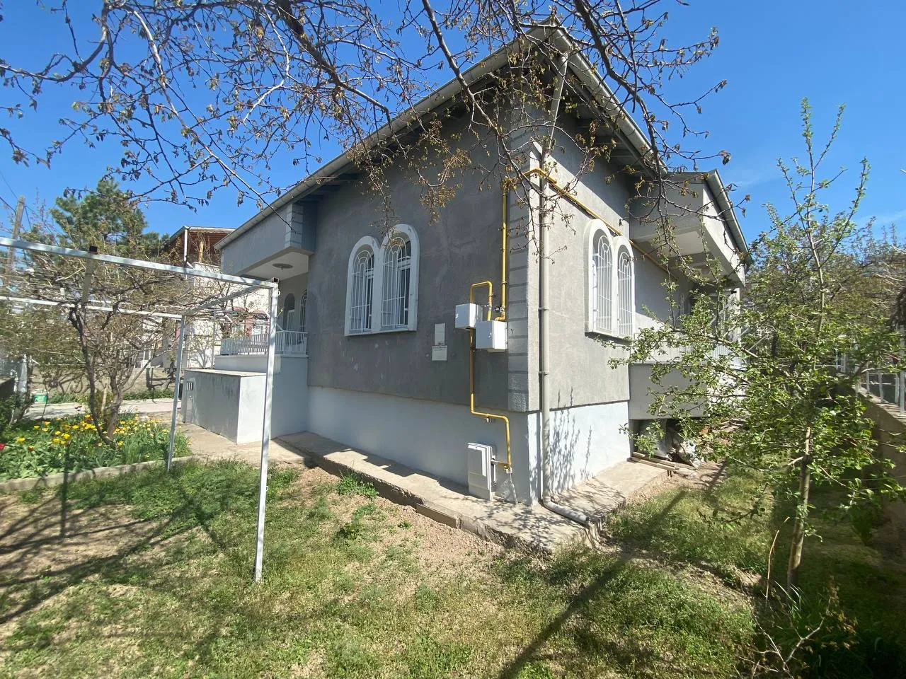 DEVELİ POLAT GAYRİMENKUL-AŞIK SEYRANİ MAH. ANAYOL ÜZERİ TEK BAŞINA EŞYALI KİRALIK MÜSTAKİL EV