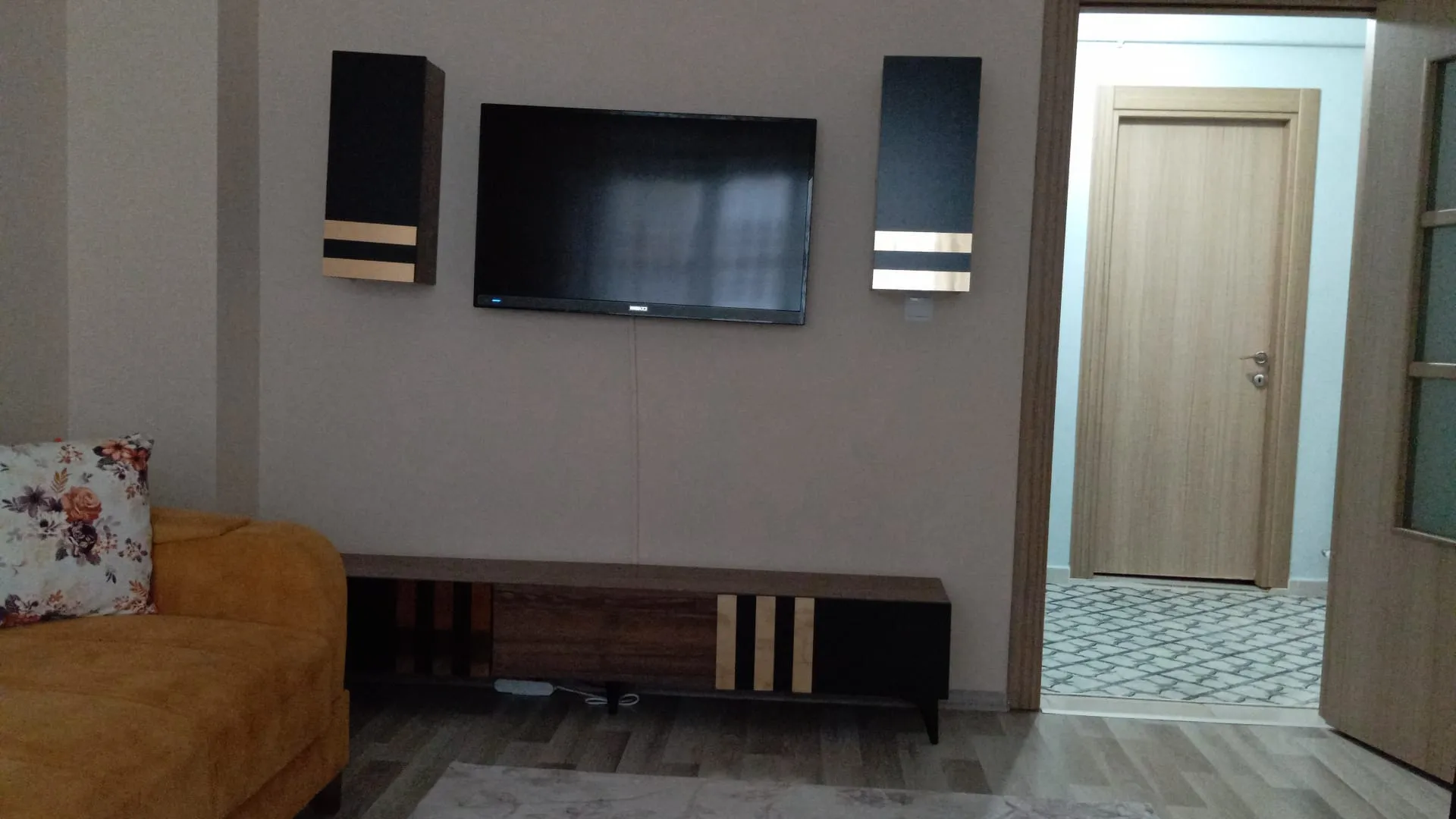 DEVELİ POLAT GAYRİMENKUL-AŞIK SEYRANİ MAH. ANAYOL ÜZERİ SATILIK BAKIMLI DAİRE