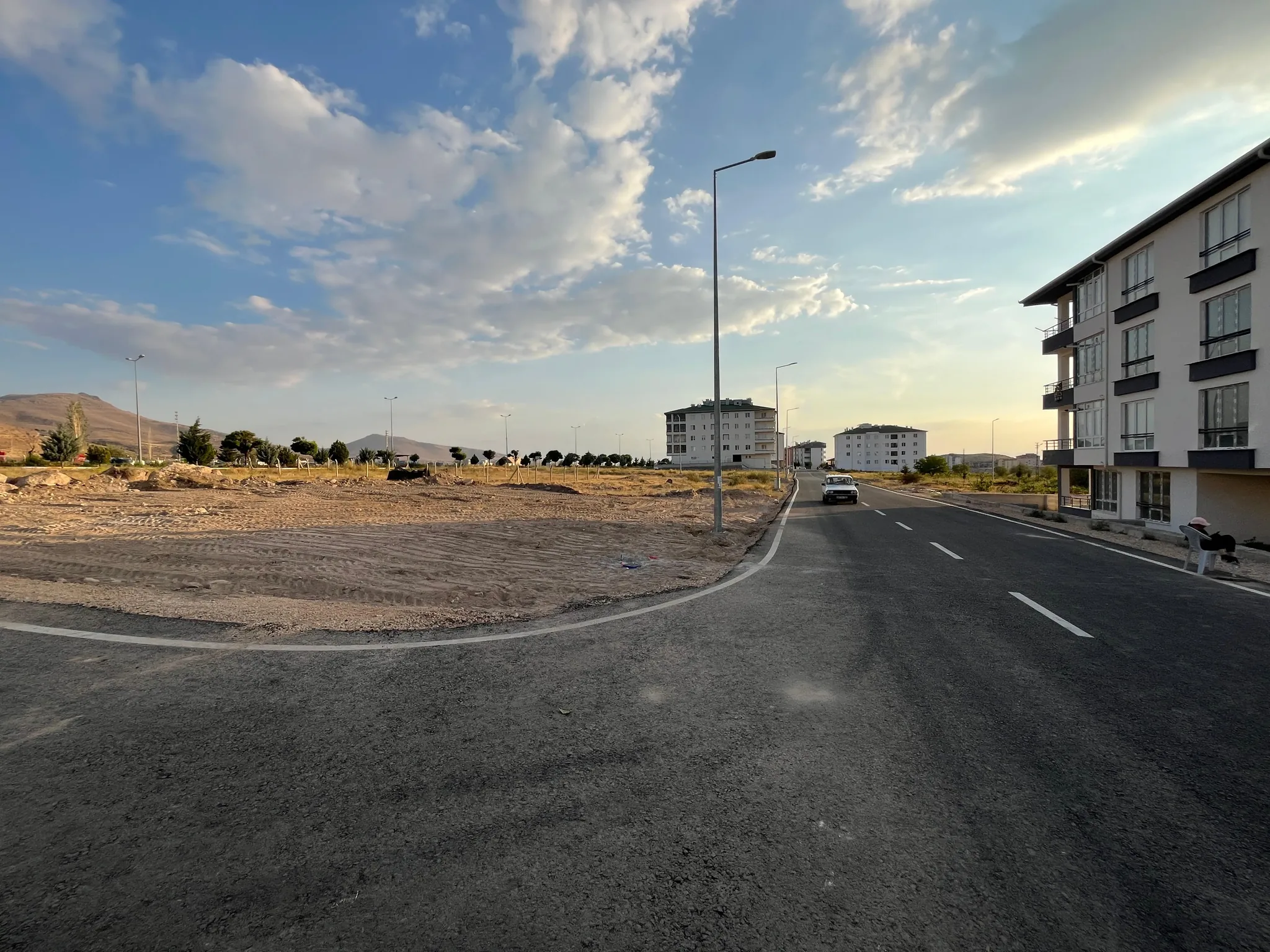 DEVELİ POLAT GAYRİMENKUL-BAHÇE FİYATINA KÖŞE BAŞI İMARLI ARSA