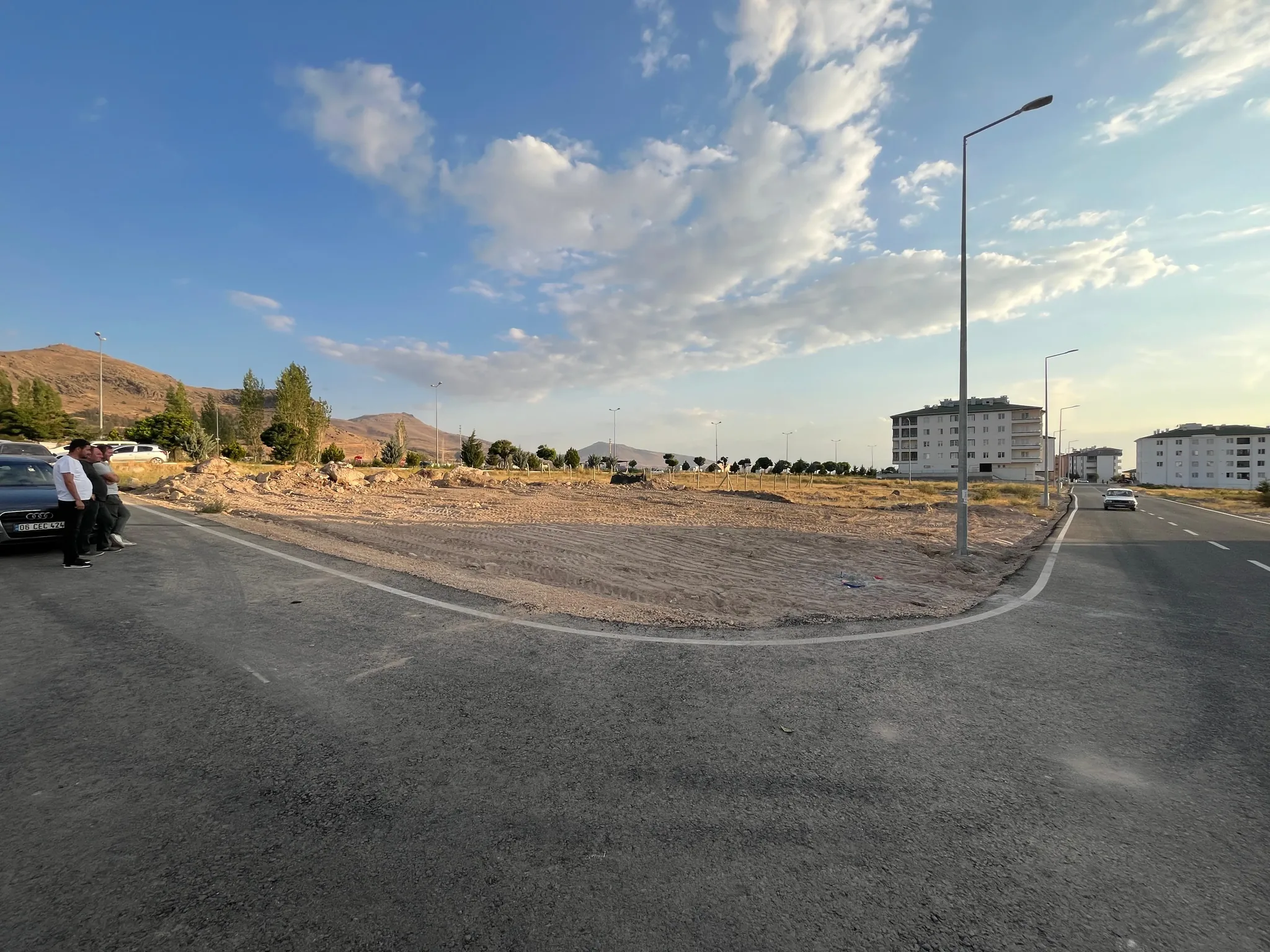 DEVELİ POLAT GAYRİMENKUL-BAHÇE FİYATINA KÖŞE BAŞI İMARLI ARSA