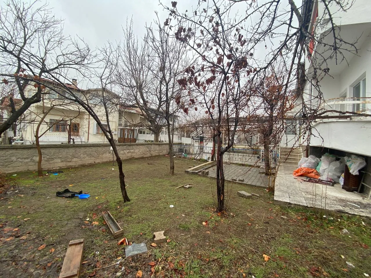 DEVELİ POLAT GAYRİMENKUL-BAHÇELİEVLER MAH. 780 M2 ARSA İÇERİSİNDE SATILIK MÜSTAKİL EV