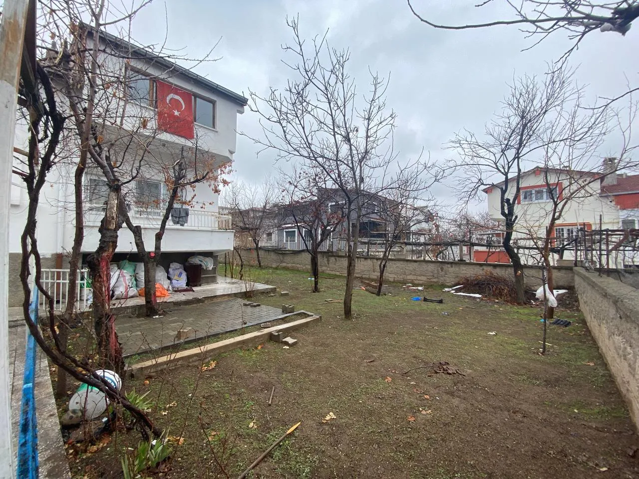 DEVELİ POLAT GAYRİMENKUL-BAHÇELİEVLER MAH. 780 M2 ARSA İÇERİSİNDE SATILIK MÜSTAKİL EV