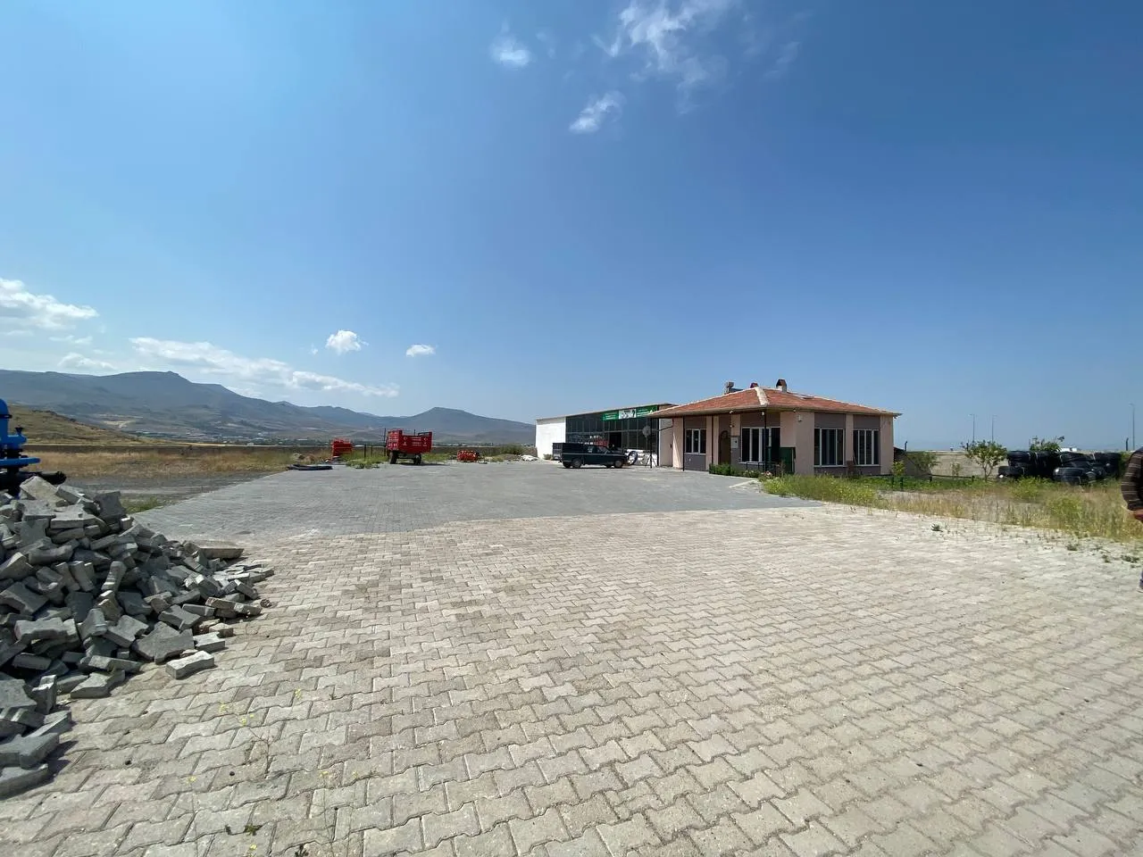 DEVELİ POLAT GAYRİMENKUL-BAHÇELİEVLER MAH. ANAYOL ÜZERİ KOMPLE SATILIK İŞ YERİ