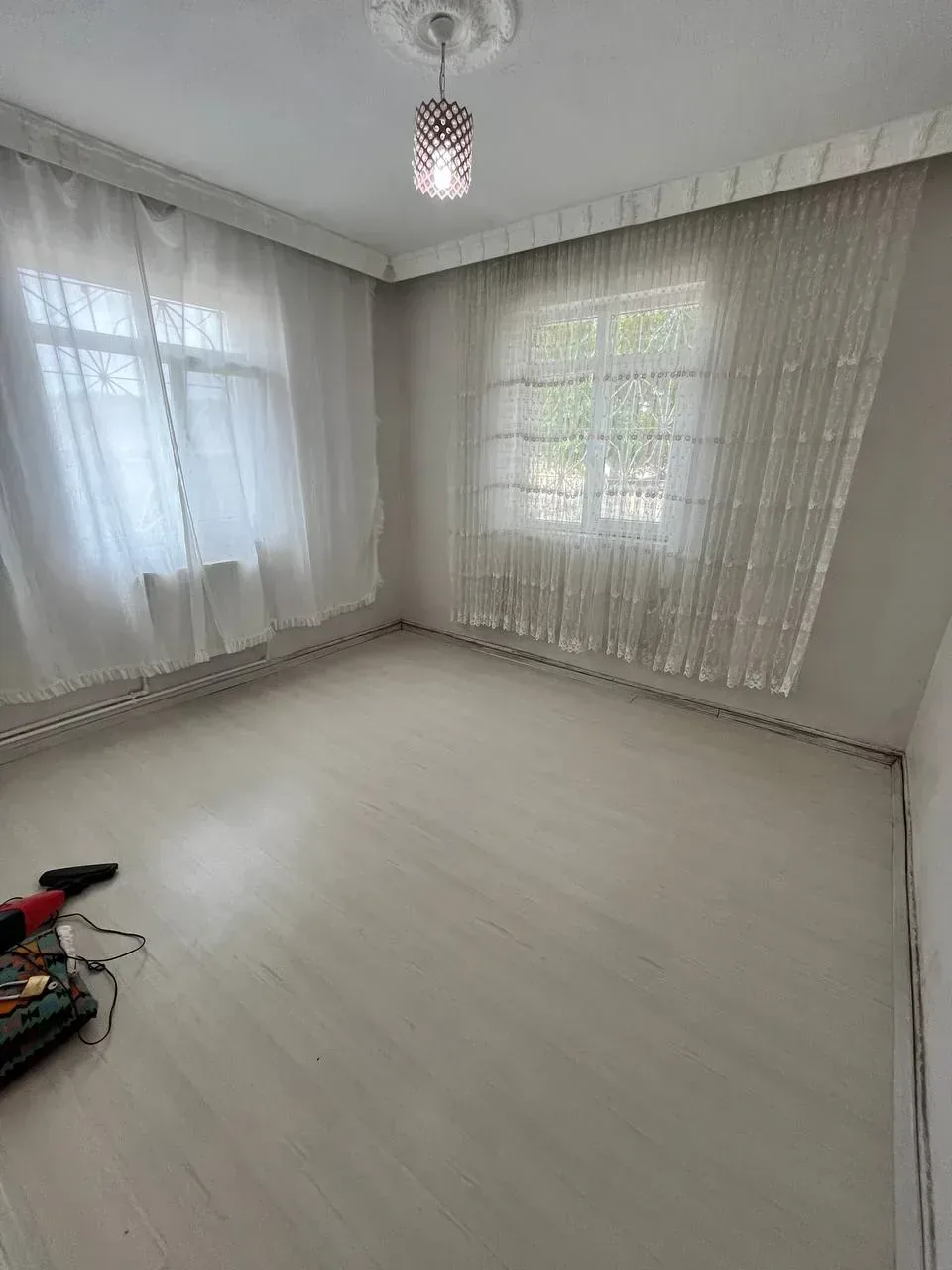 DEVELİ POLAT GAYRİMENKUL - BAHÇELİEVLER MAH. İÇİ KOMPLE YAPILI KAÇMAZ SATILIK DAİRE