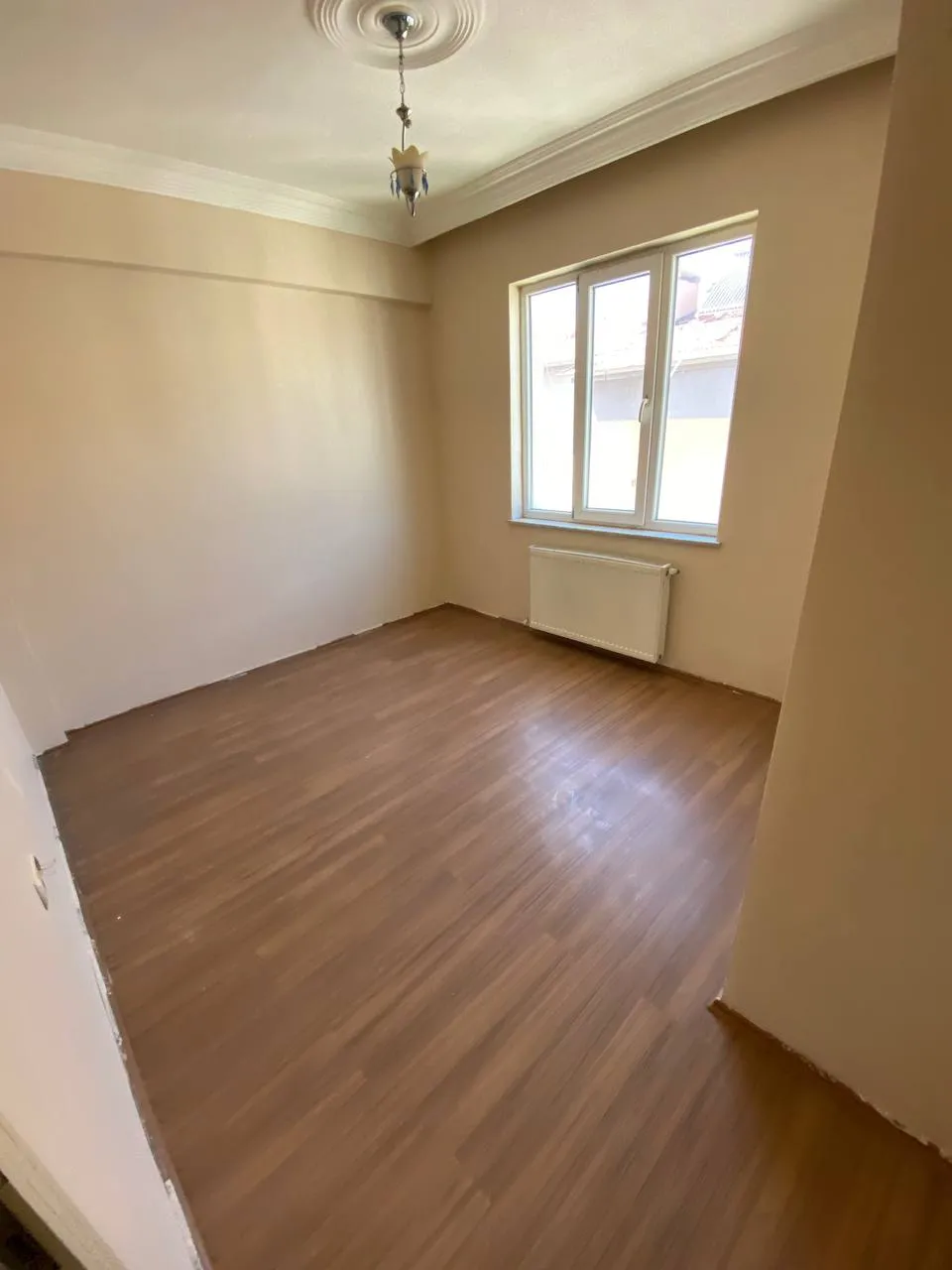 DEVELİ POLAT GAYRİMENKUL-CAMİCEDİT MAH. PAZAR ALTINDA SATILIK BAKIMLI DAİRE