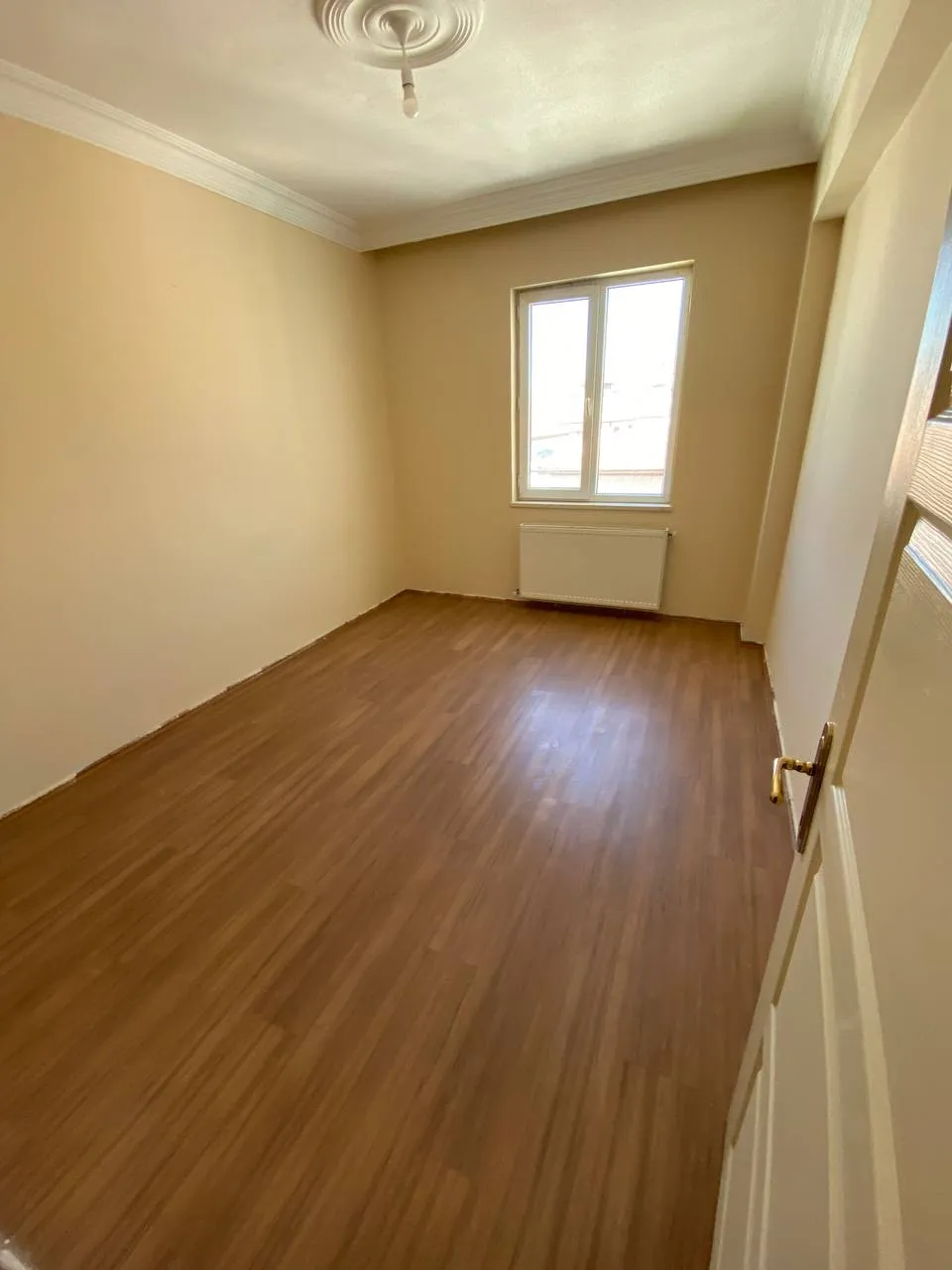 DEVELİ POLAT GAYRİMENKUL-CAMİCEDİT MAH. PAZAR ALTINDA SATILIK BAKIMLI DAİRE