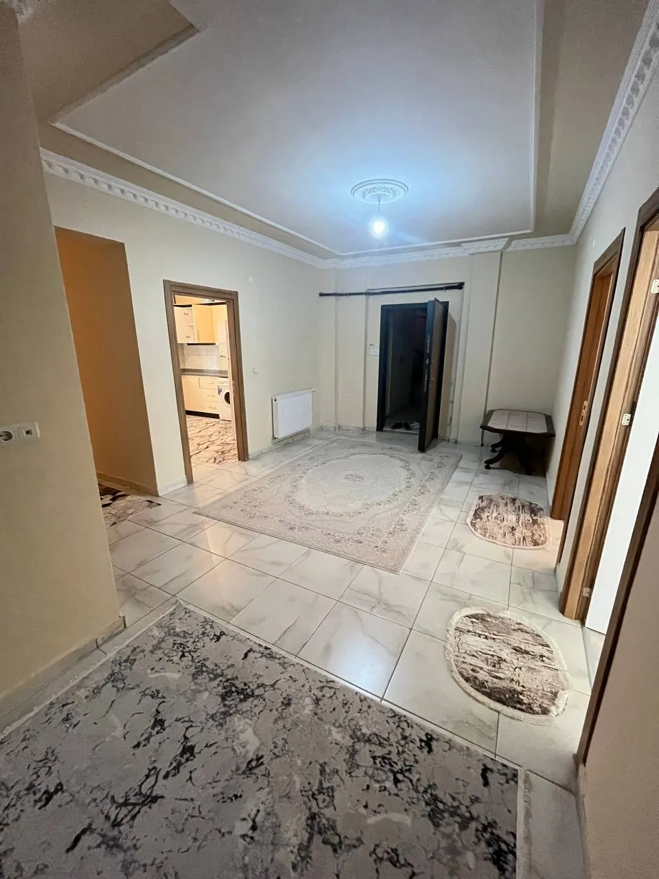 DEVELİ POLAT GAYRİMENKUL - ÇARŞI MERKERKEZDE KİRALIK FULL EŞYALI ÇOK GENİŞ DAİRE