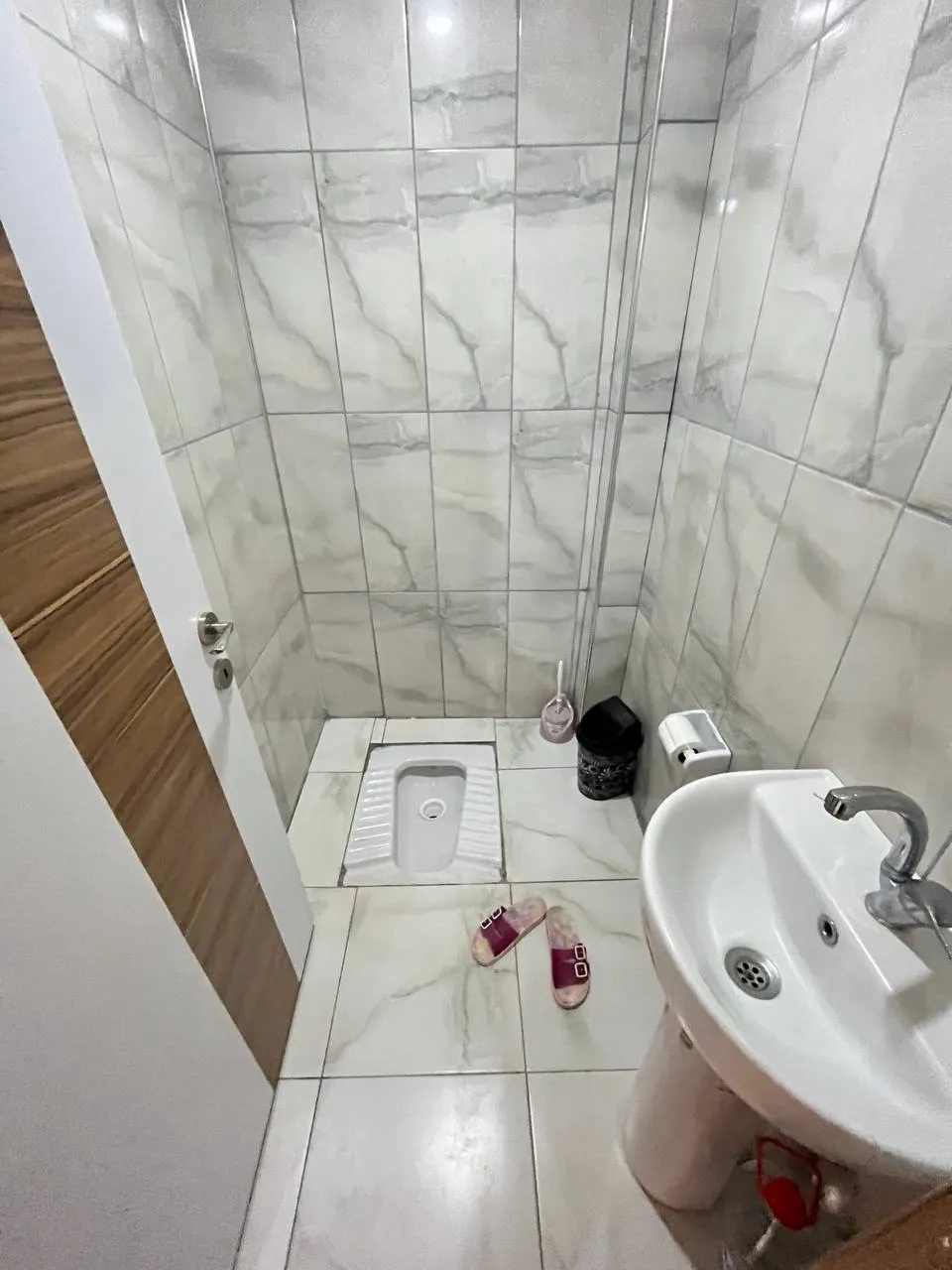 DEVELİ POLAT GAYRİMENKUL - ÇARŞI MERKERKEZDE KİRALIK FULL EŞYALI ÇOK GENİŞ DAİRE