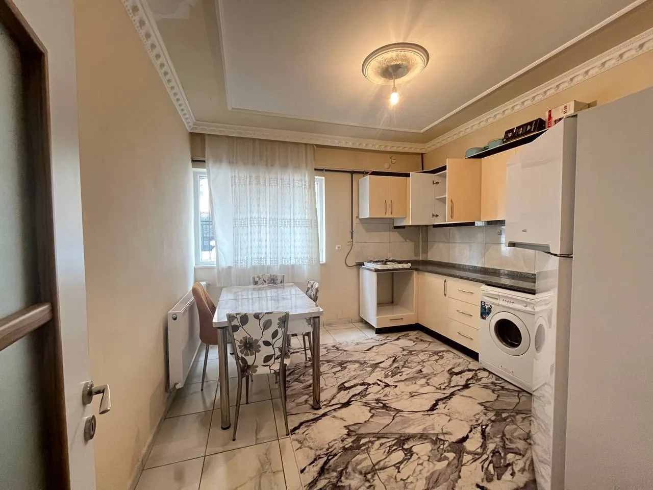 DEVELİ POLAT GAYRİMENKUL - ÇARŞI MERKERKEZDE KİRALIK FULL EŞYALI ÇOK GENİŞ DAİRE
