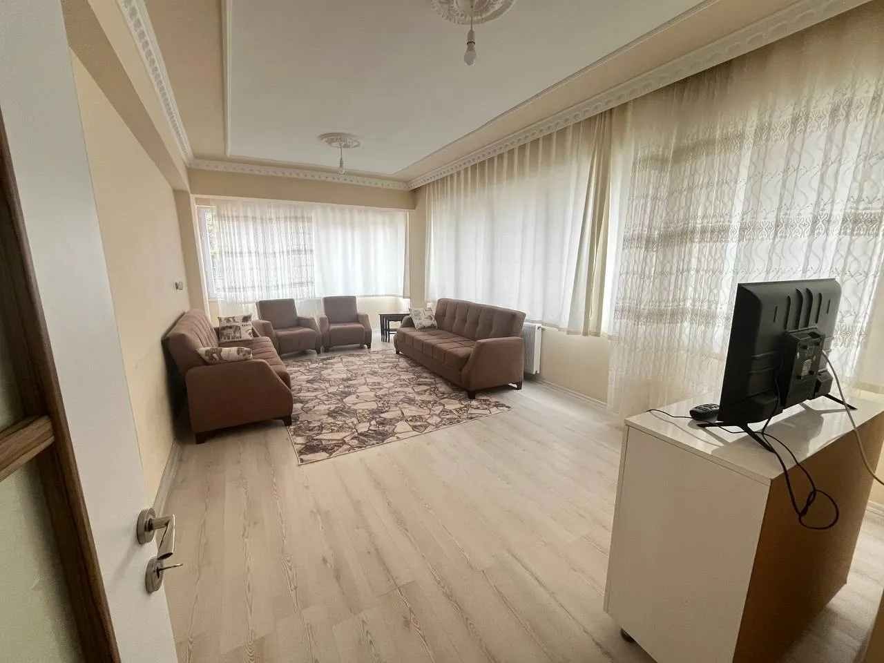 DEVELİ POLAT GAYRİMENKUL - ÇARŞI MERKERKEZDE KİRALIK FULL EŞYALI ÇOK GENİŞ DAİRE