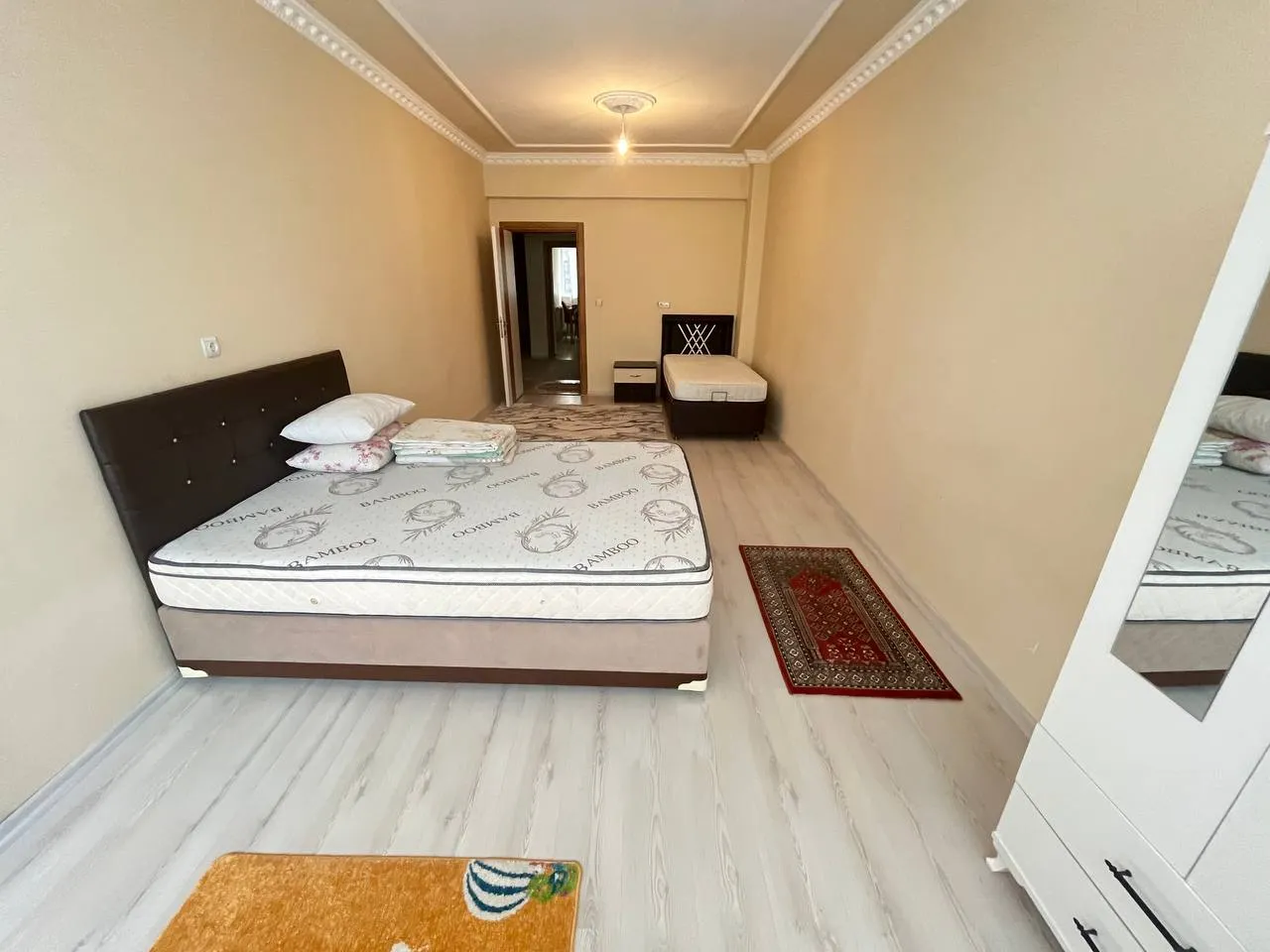 DEVELİ POLAT GAYRİMENKUL - ÇARŞI MERKERKEZDE KİRALIK FULL EŞYALI ÇOK GENİŞ DAİRE