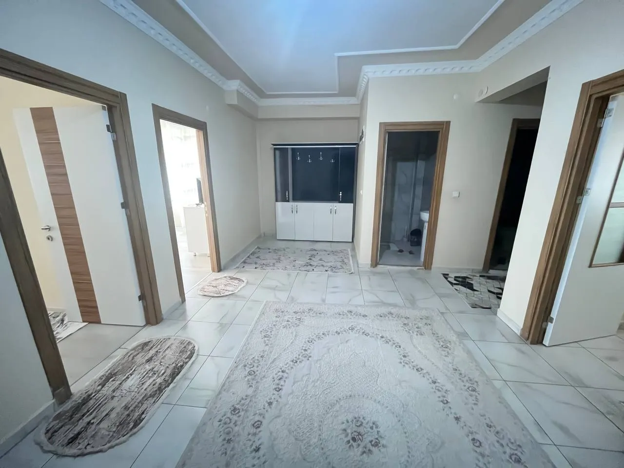 DEVELİ POLAT GAYRİMENKUL - ÇARŞI MERKERKEZDE KİRALIK FULL EŞYALI ÇOK GENİŞ DAİRE