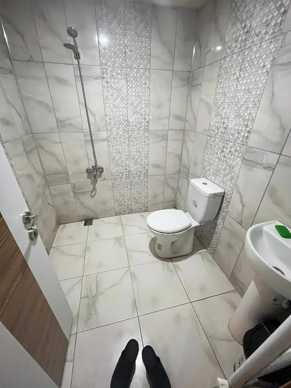 DEVELİ POLAT GAYRİMENKUL - ÇARŞI MERKERKEZDE KİRALIK FULL EŞYALI ÇOK GENİŞ DAİRE