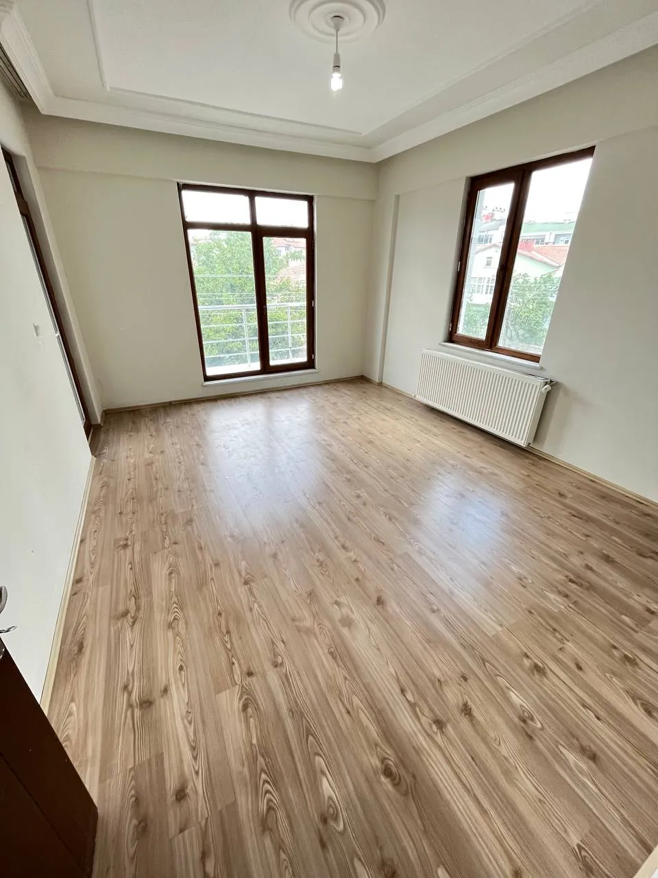 DEVELİ POLAT GAYRİMENKUL - ÇARŞI MERKEZDE ARA KAT KİRALIK DAİRE