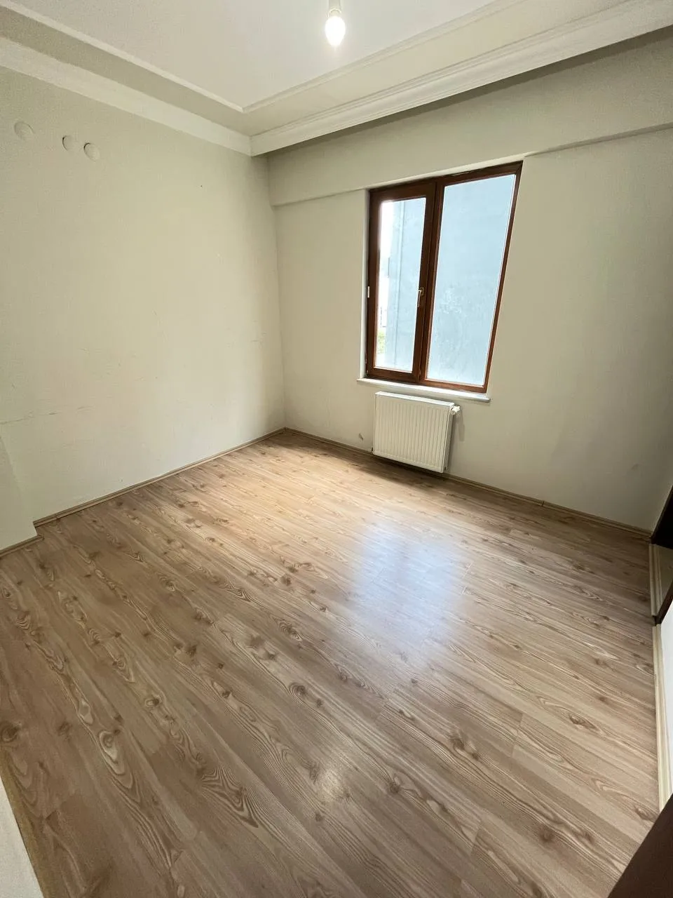 DEVELİ POLAT GAYRİMENKUL - ÇARŞI MERKEZDE ARA KAT KİRALIK DAİRE