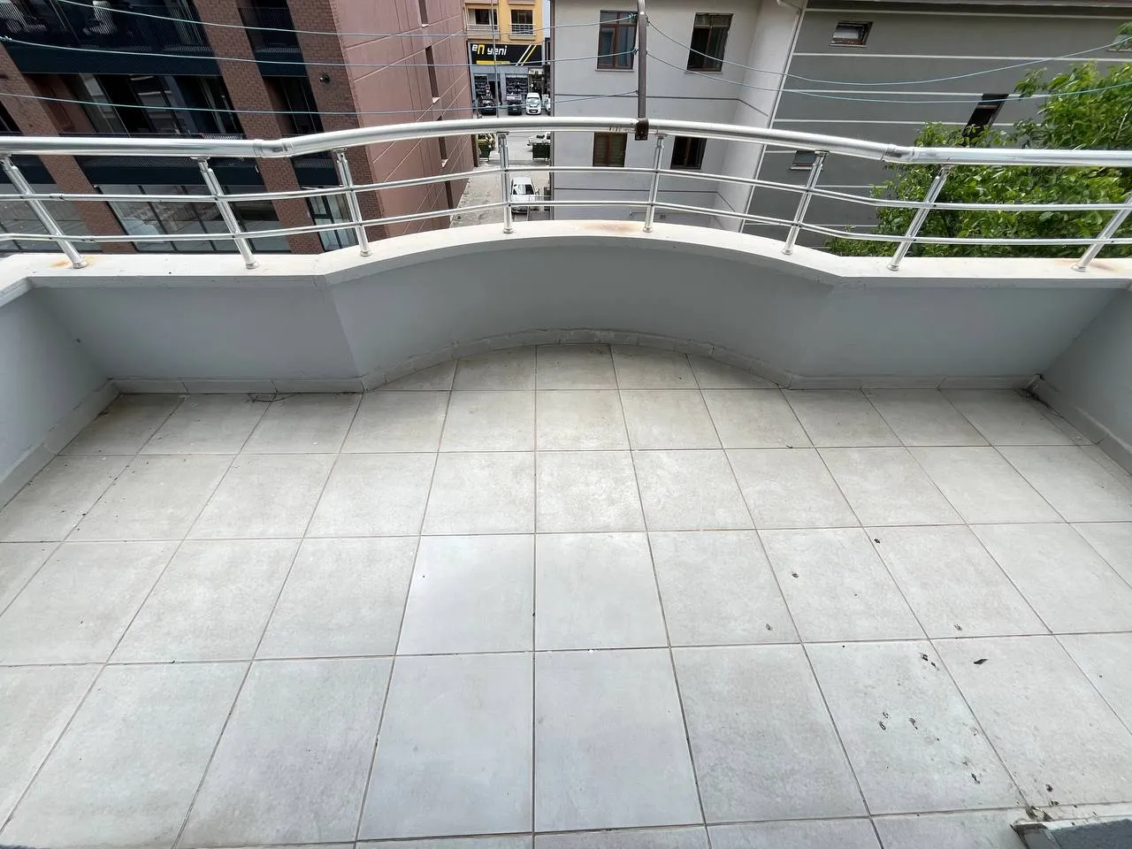 DEVELİ POLAT GAYRİMENKUL - ÇARŞI MERKEZDE ARA KAT KİRALIK DAİRE