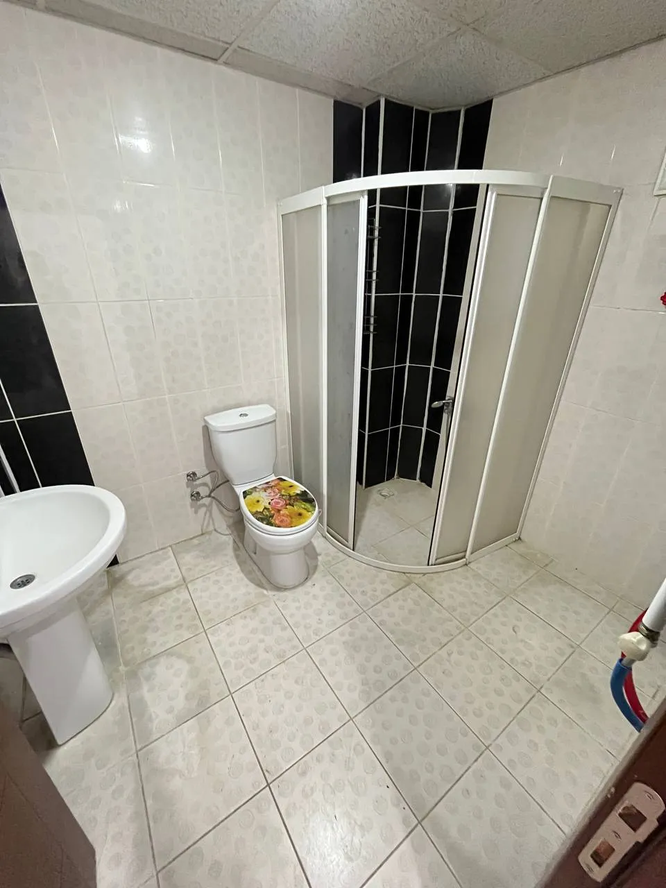 DEVELİ POLAT GAYRİMENKUL - ÇARŞI MERKEZDE ARA KAT KİRALIK DAİRE