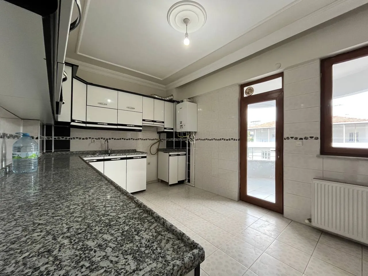 DEVELİ POLAT GAYRİMENKUL - ÇARŞI MERKEZDE ARA KAT KİRALIK DAİRE