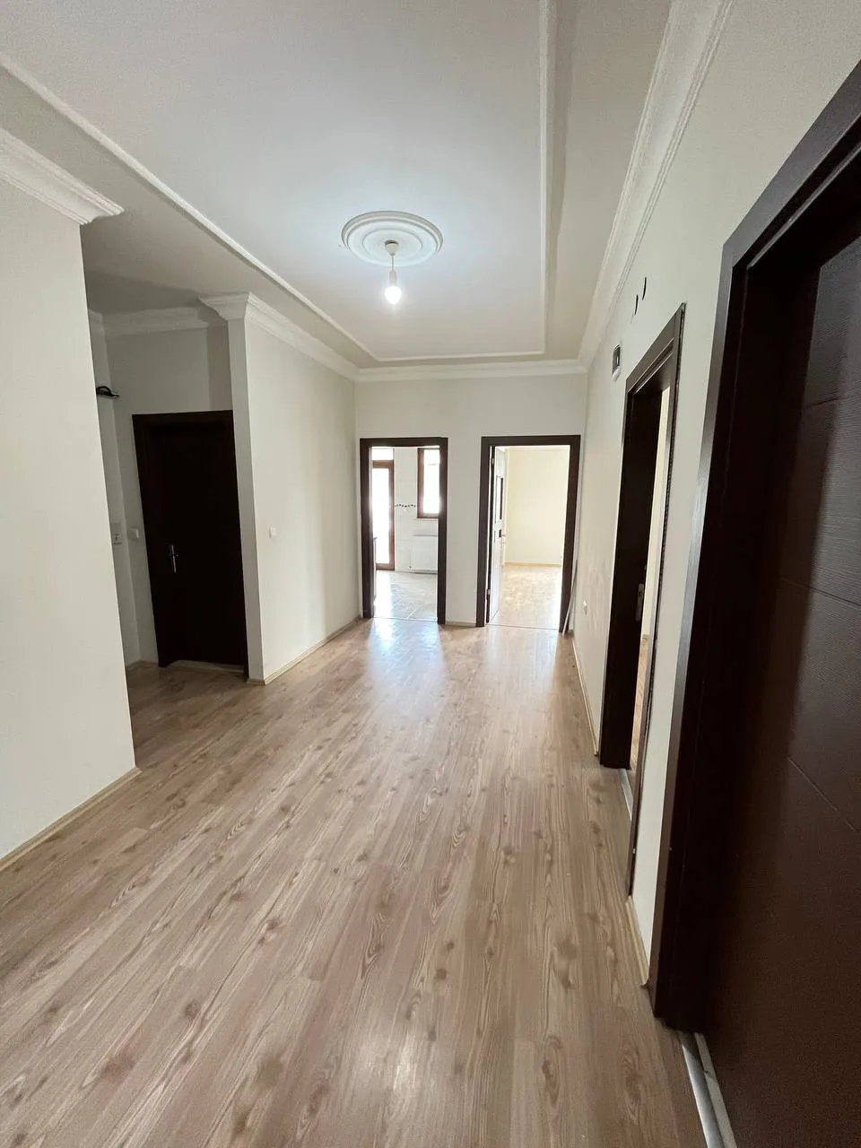 DEVELİ POLAT GAYRİMENKUL - ÇARŞI MERKEZDE ARA KAT KİRALIK DAİRE