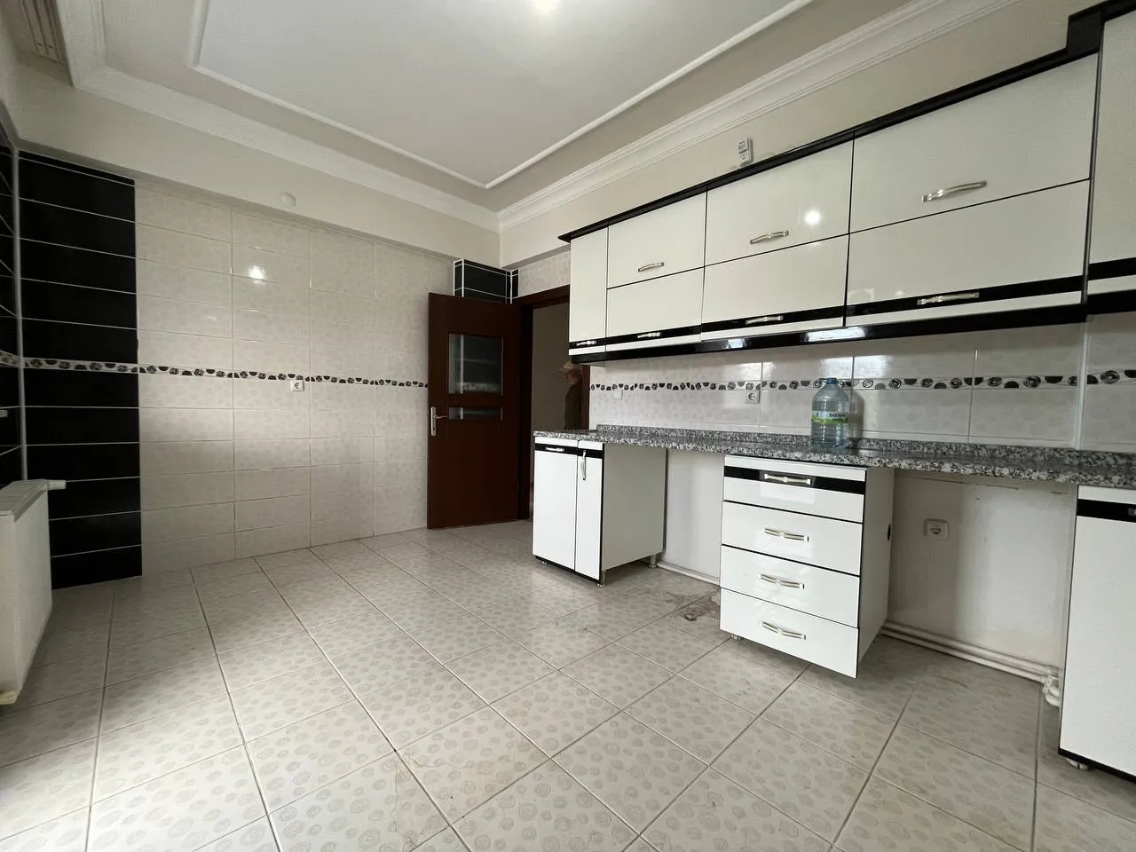 DEVELİ POLAT GAYRİMENKUL - ÇARŞI MERKEZDE ARA KAT KİRALIK DAİRE