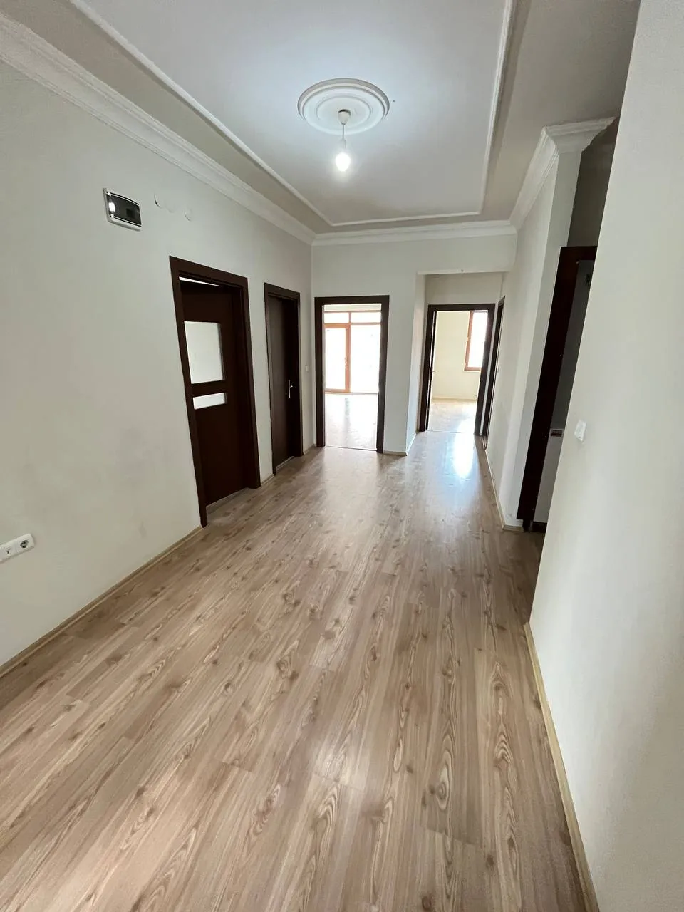 DEVELİ POLAT GAYRİMENKUL - ÇARŞI MERKEZDE ARA KAT KİRALIK DAİRE
