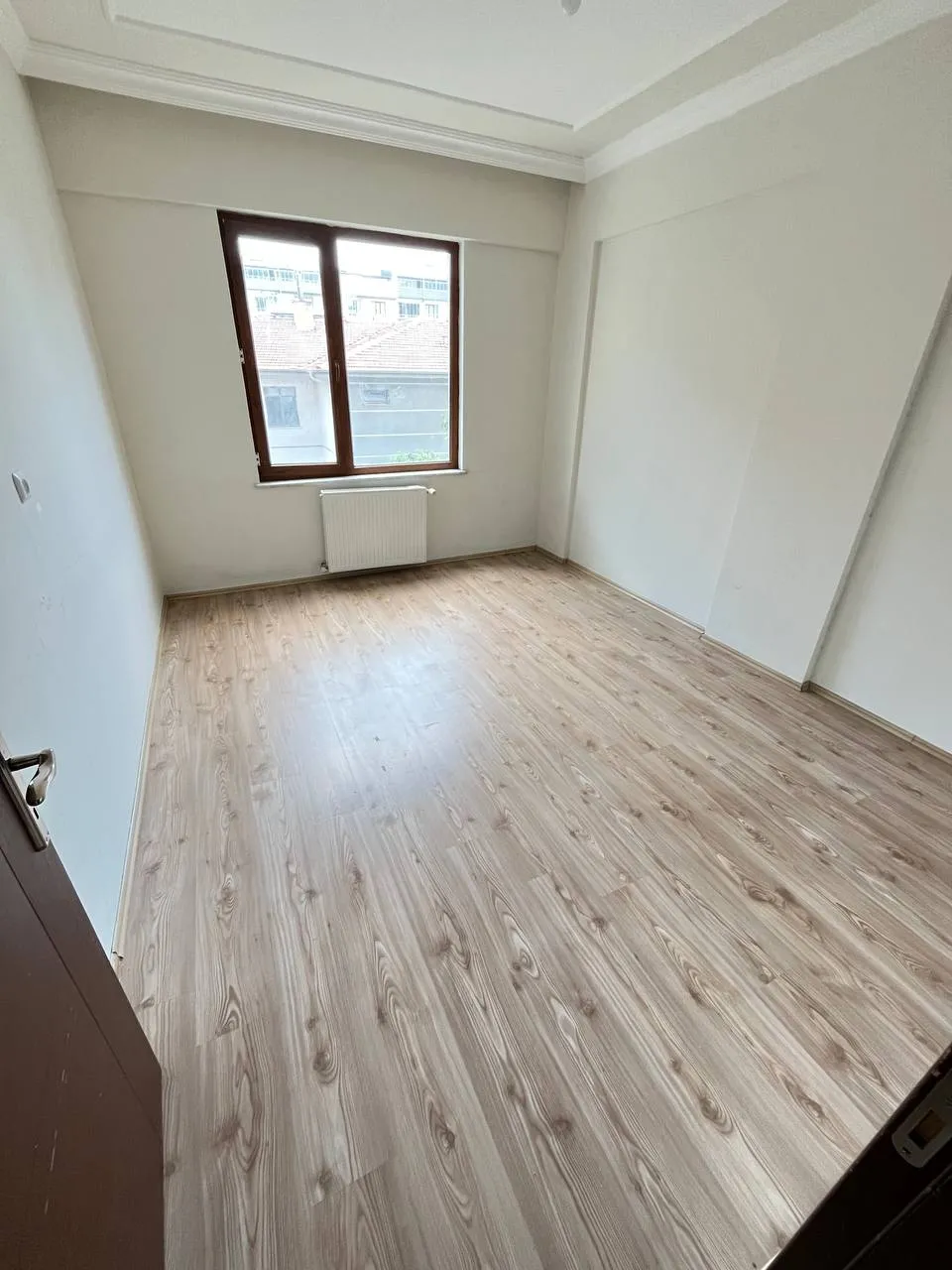 DEVELİ POLAT GAYRİMENKUL - ÇARŞI MERKEZDE ARA KAT KİRALIK DAİRE