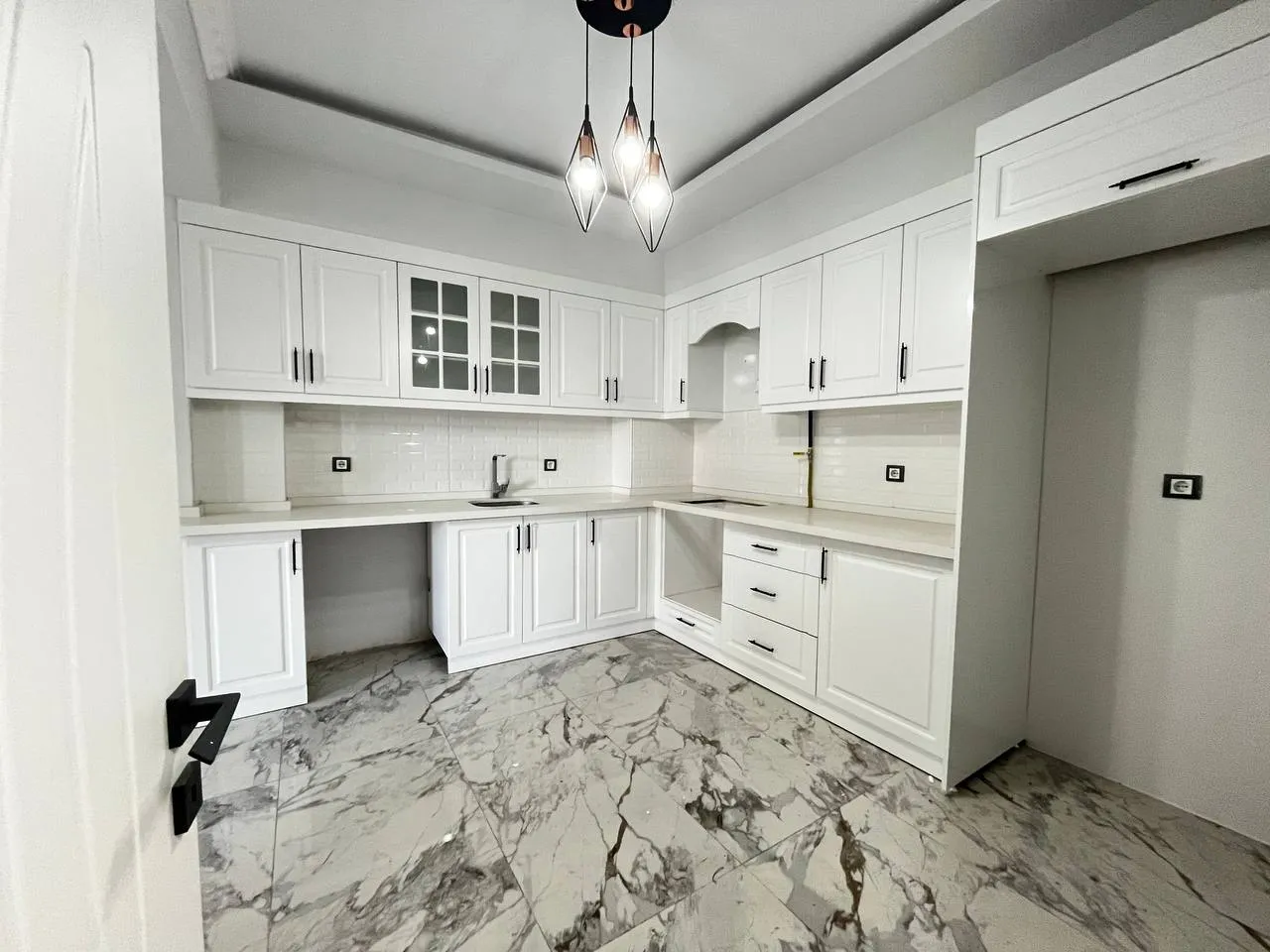 DEVELİ POLAT GAYRİMENKUL -  ÇARŞI MERKEZDE CADDE ÜZERİNDE SATILIK 3+1 FIRSAT LÜX DAİRE