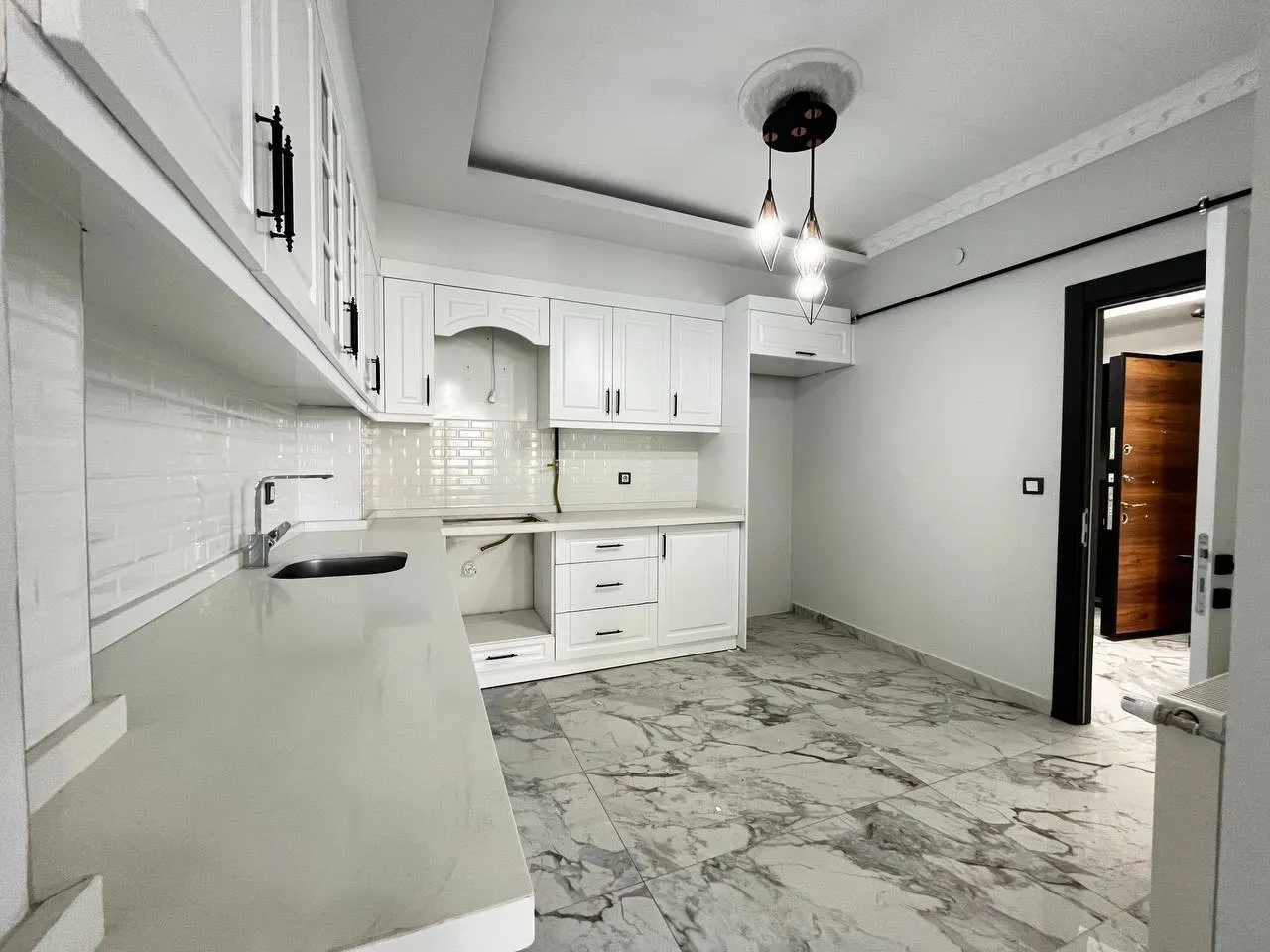 DEVELİ POLAT GAYRİMENKUL -  ÇARŞI MERKEZDE CADDE ÜZERİNDE SATILIK 3+1 FIRSAT LÜX DAİRE