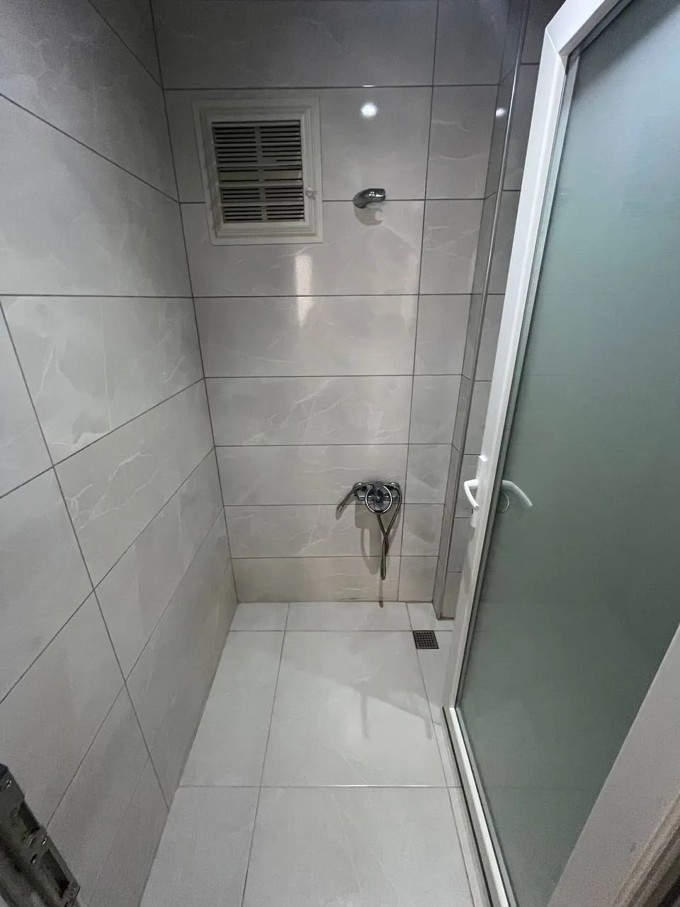 DEVELİ POLAT GAYRİMENKUL - ÇARŞI MERKEZDE CADDE ÜZERİNDE SATILIK 3+1 LÜX DAİRE